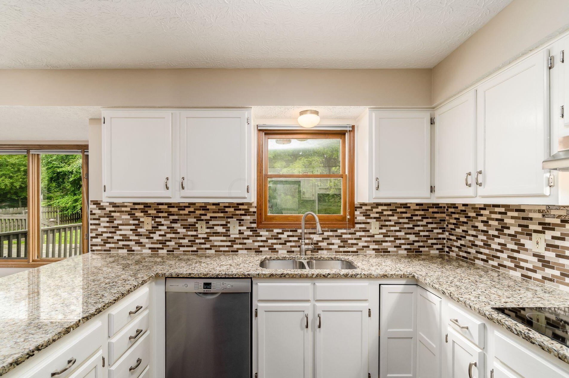 450 Whitley Dr, Columbus OH 43230-3635 exterior