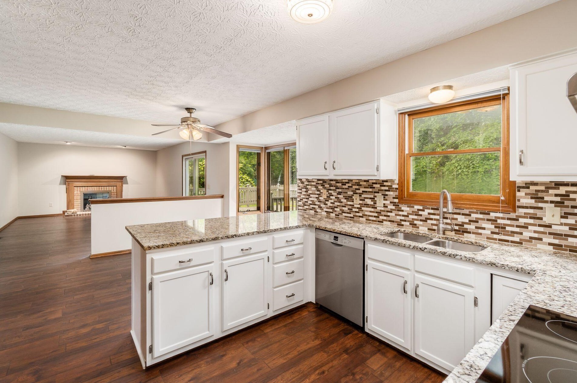 450 Whitley Dr, Columbus OH 43230-3635 exterior