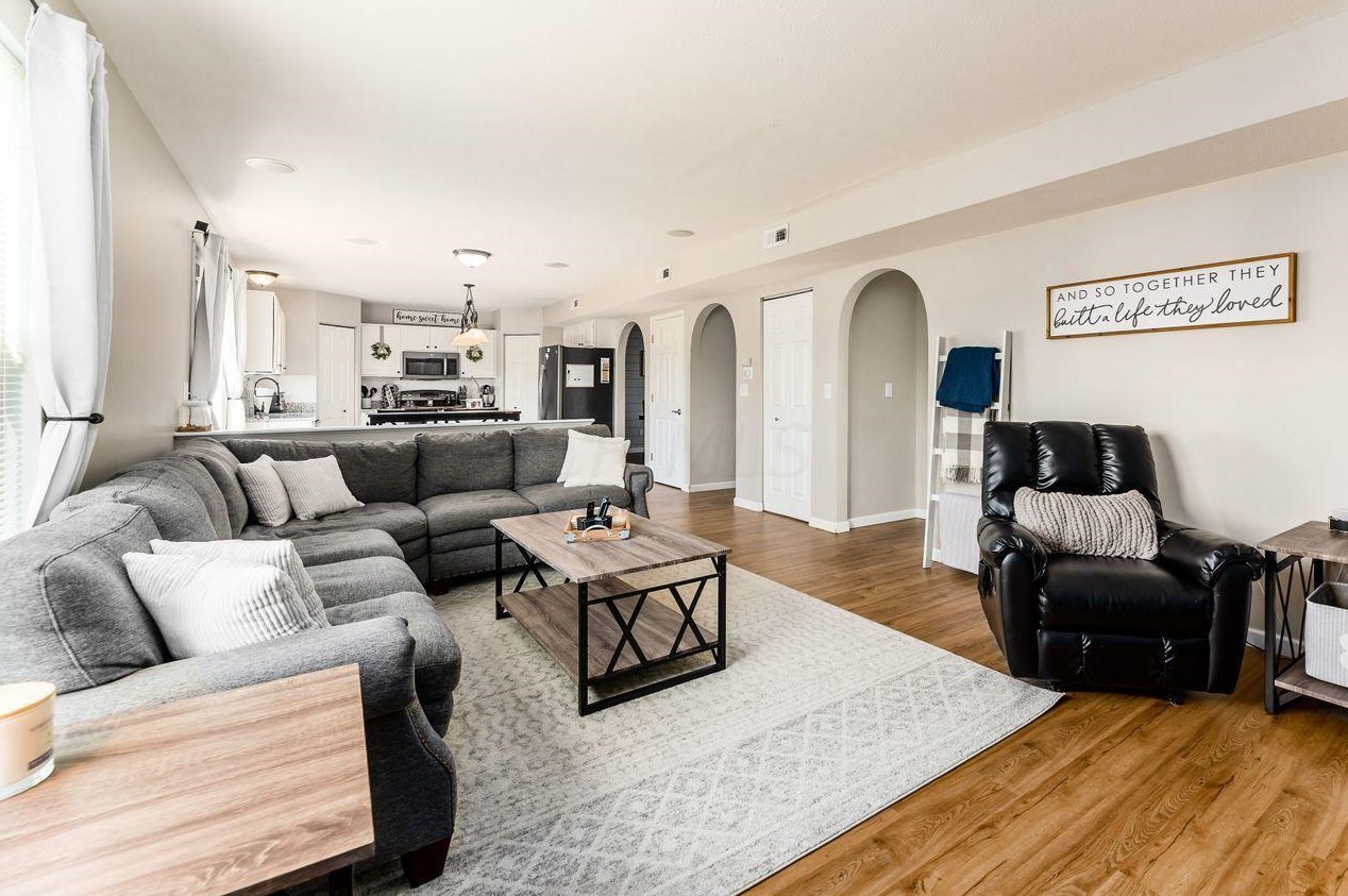 32 Hawthorne Dr, Ashville OH  43103-9374 exterior