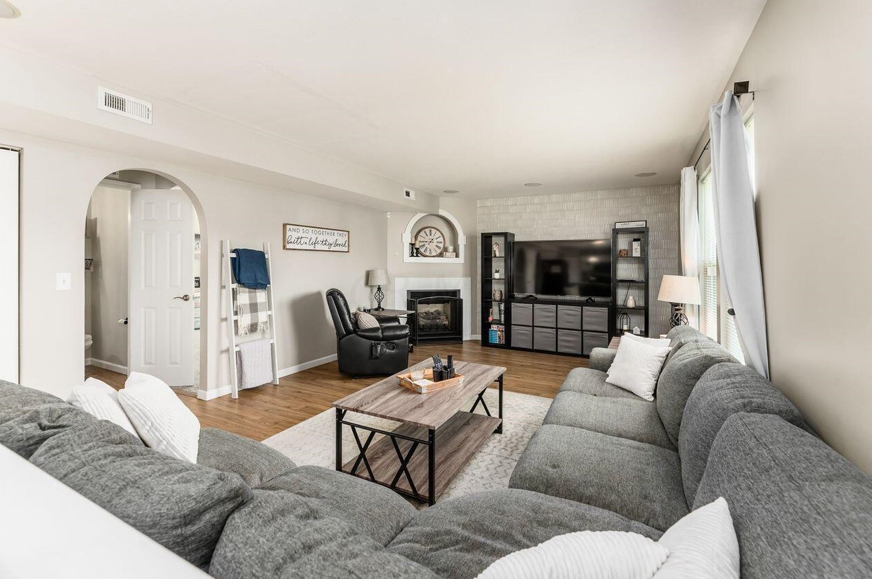 32 Hawthorne Dr, Ashville OH  43103-9374 exterior