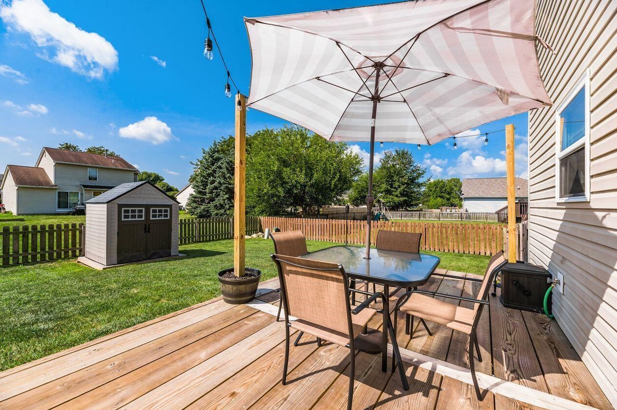 32 Hawthorne Dr, Ashville OH  43103-9374 exterior