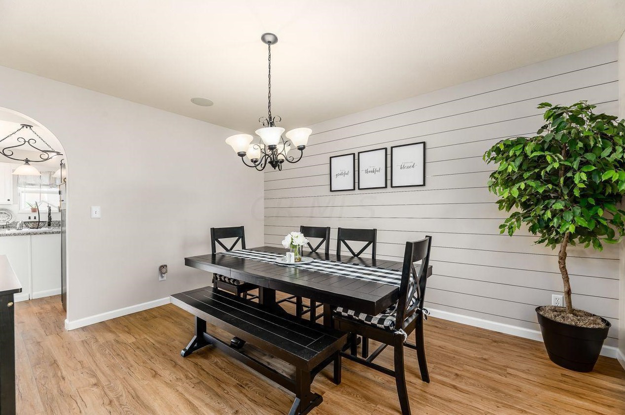 32 Hawthorne Dr, Ashville OH  43103-9374 exterior