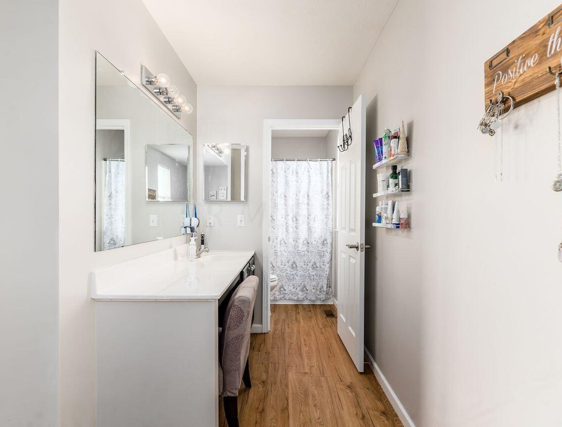 32 Hawthorne Dr, Ashville OH  43103-9374 exterior