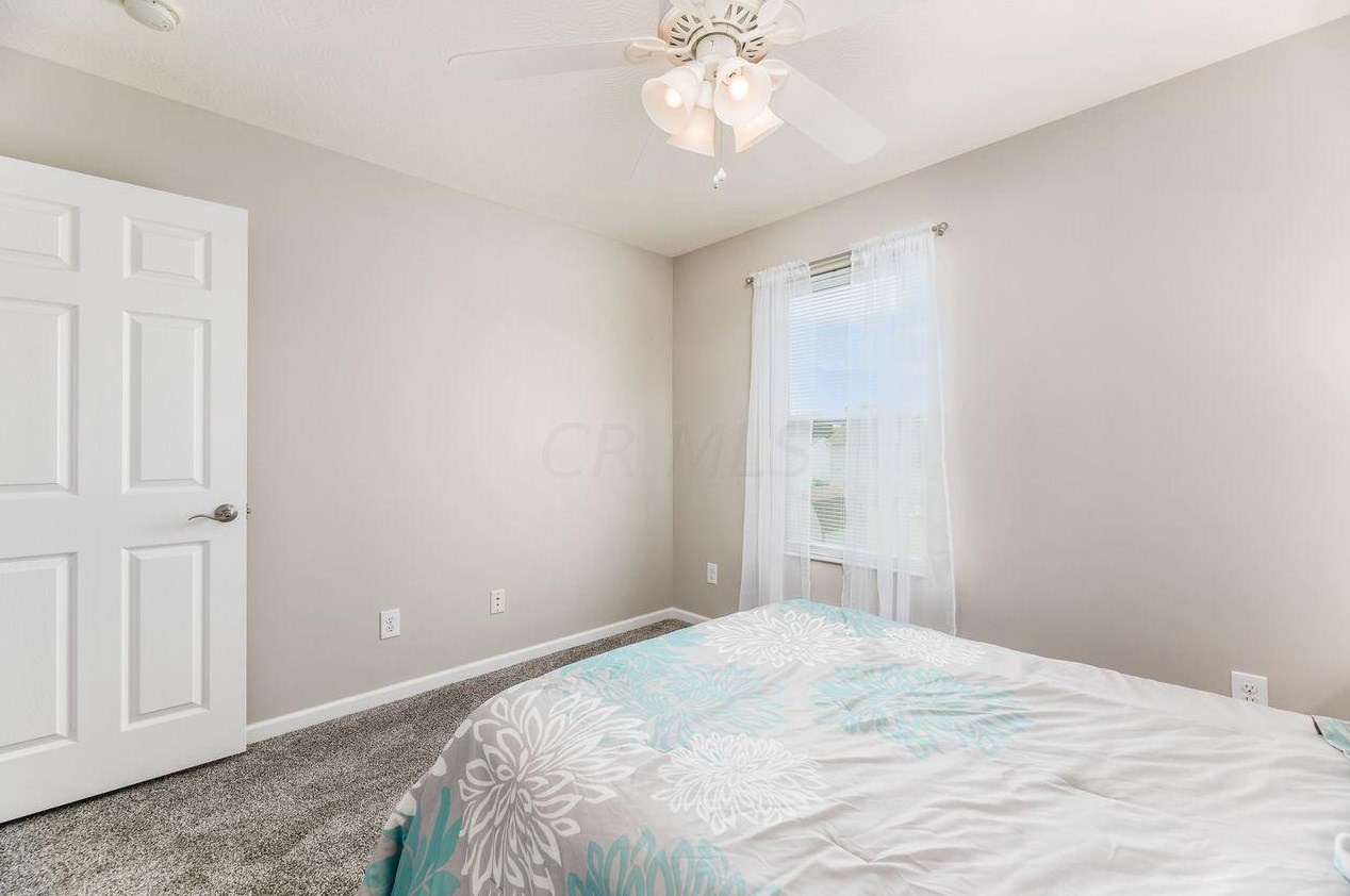 32 Hawthorne Dr, Ashville OH  43103-9374 exterior