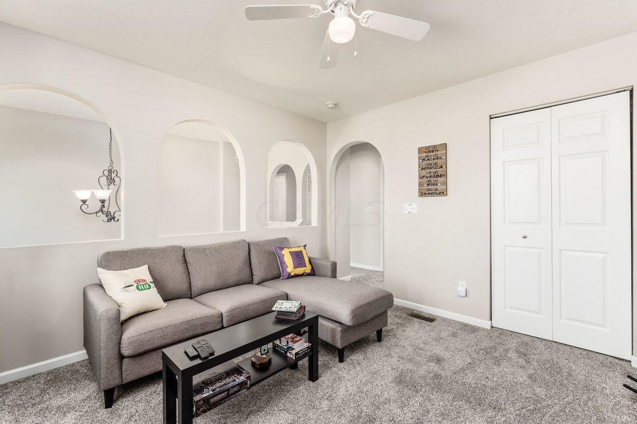 32 Hawthorne Dr, Ashville OH  43103-9374 exterior