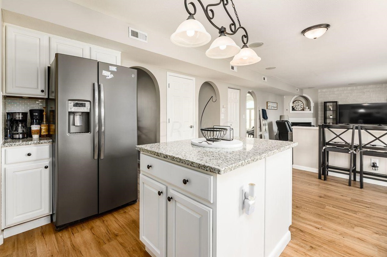 32 Hawthorne Dr, Ashville OH  43103-9374 exterior