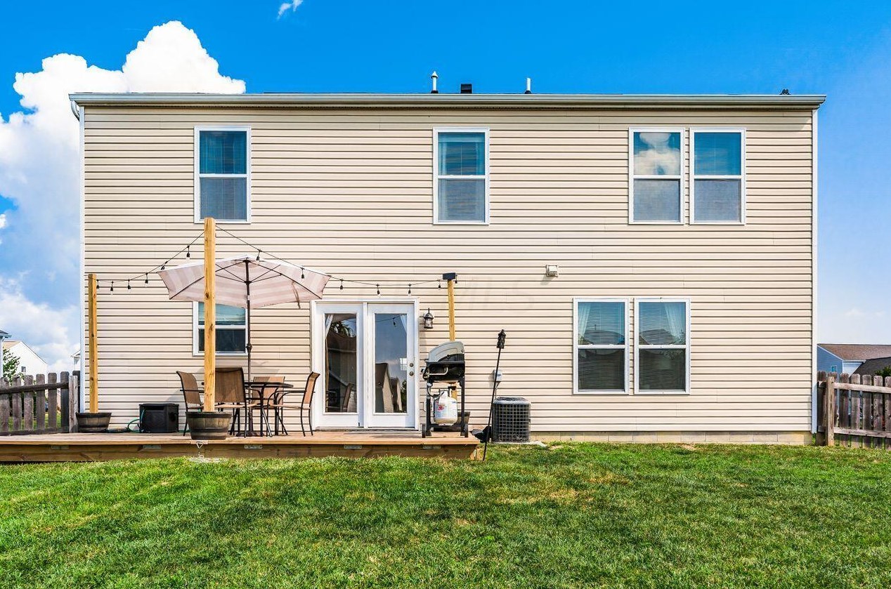 32 Hawthorne Dr, Ashville OH  43103-9374 exterior