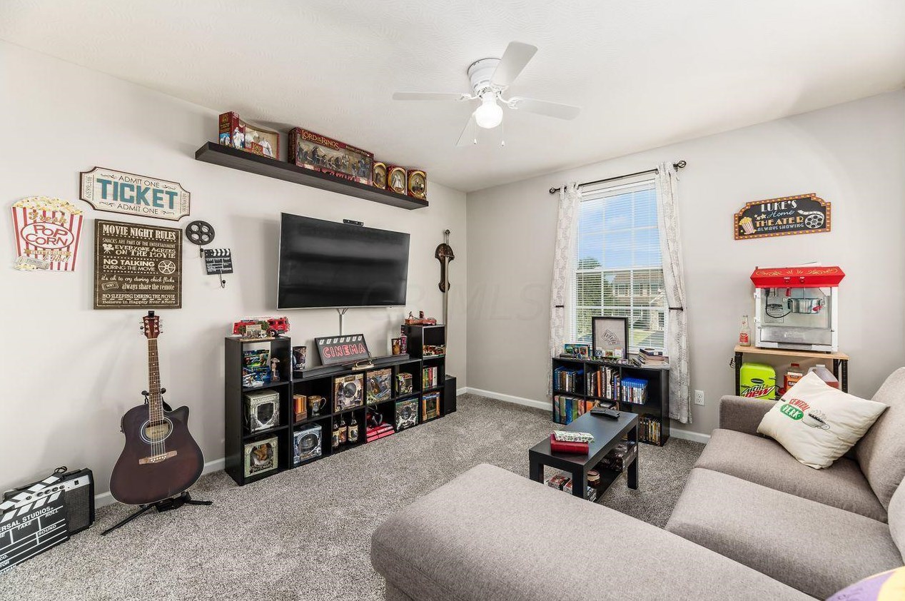 32 Hawthorne Dr, Ashville OH  43103-9374 exterior