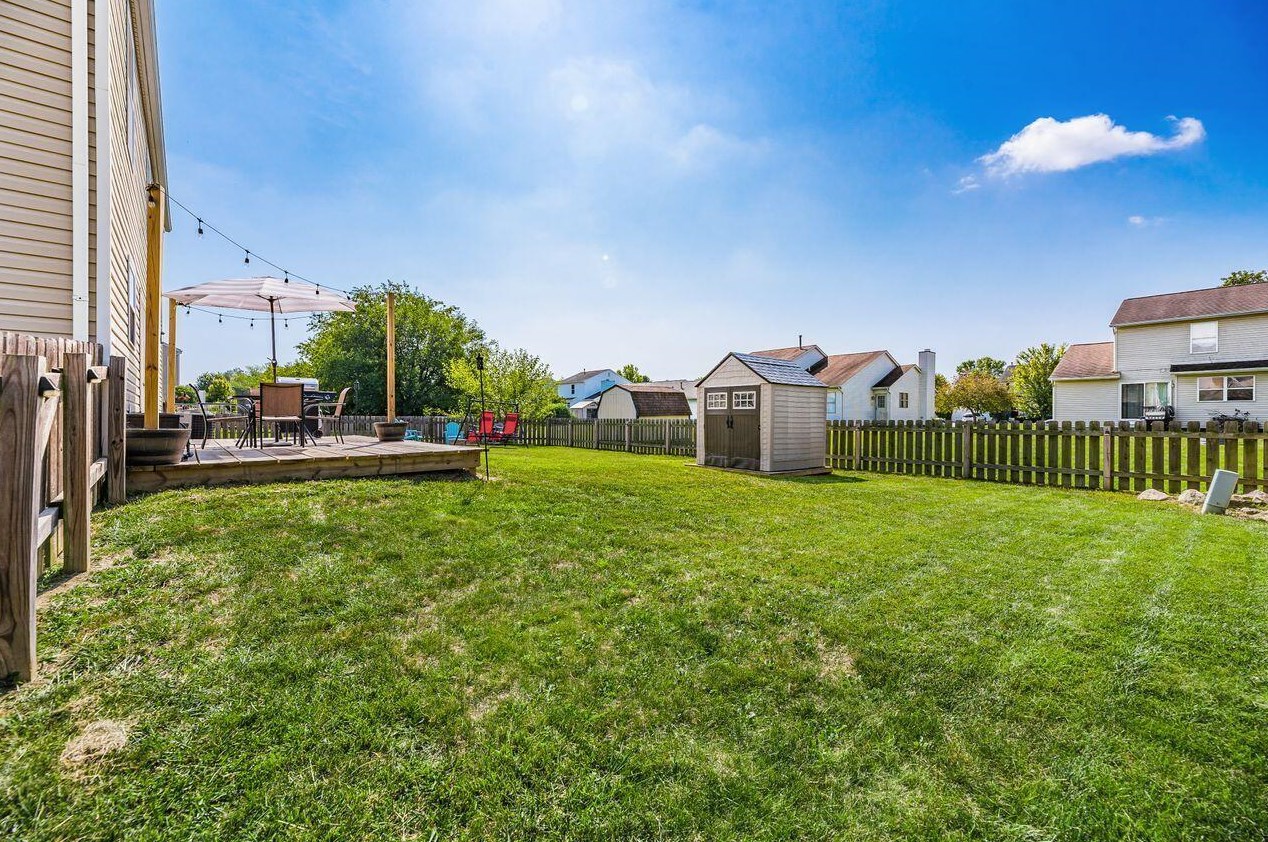 32 Hawthorne Dr, Ashville OH  43103-9374 exterior