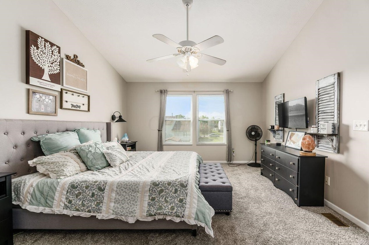 32 Hawthorne Dr, Ashville OH  43103-9374 exterior