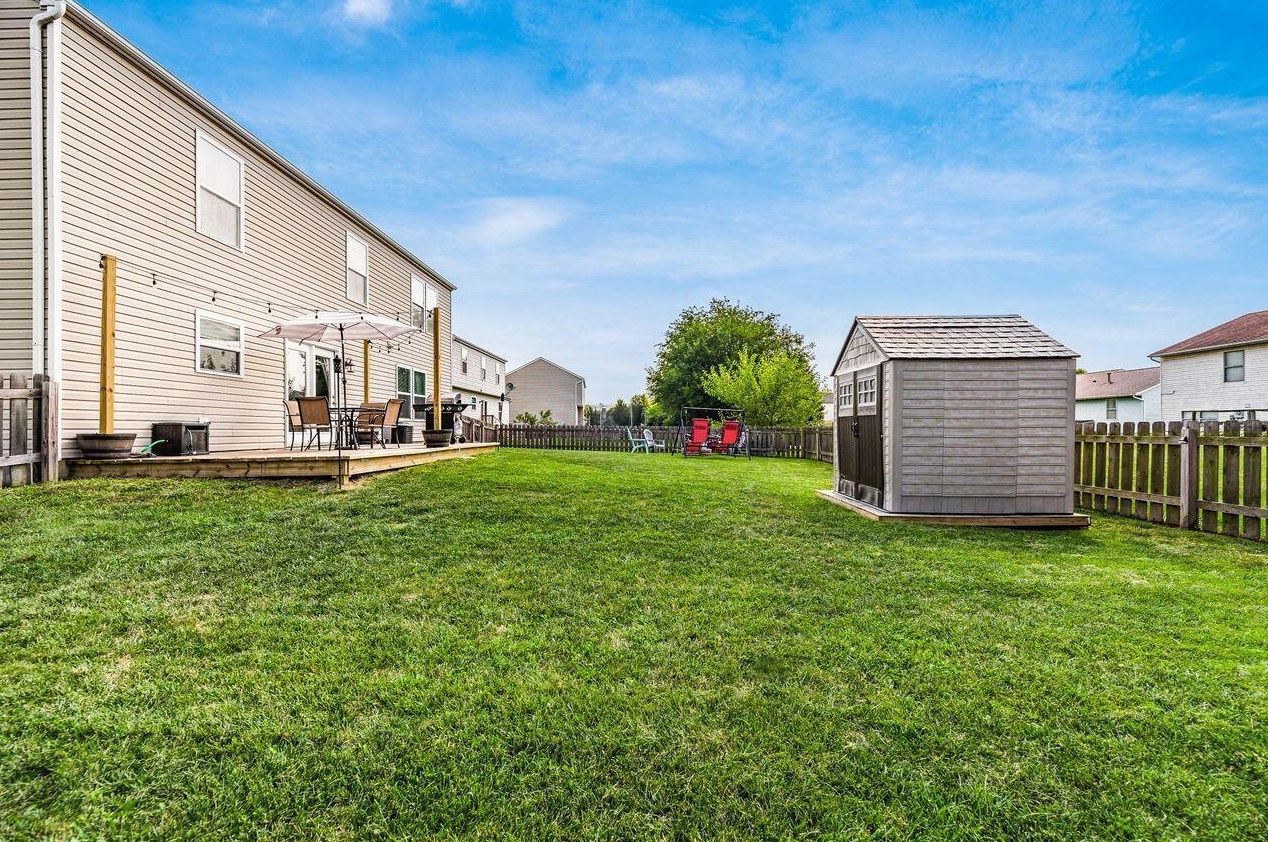 32 Hawthorne Dr, Ashville OH  43103-9374 exterior