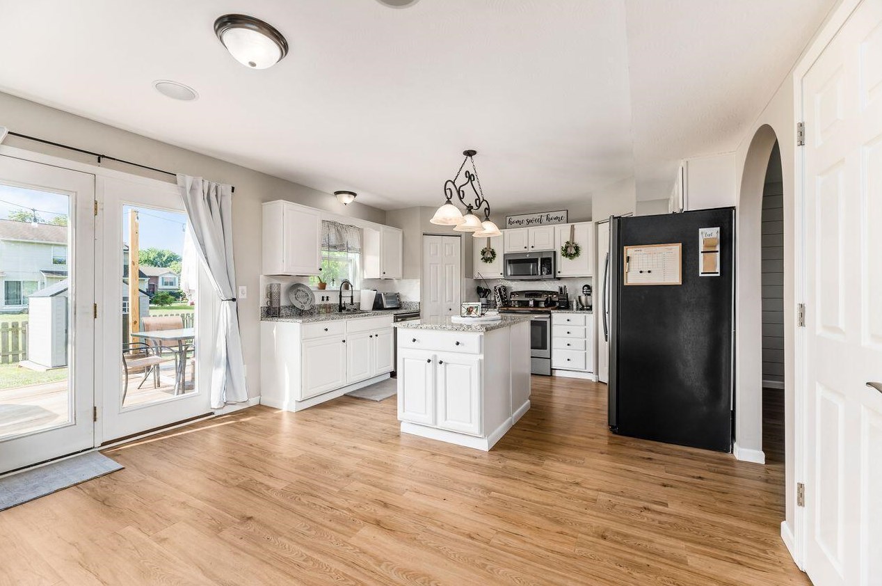 32 Hawthorne Dr, Ashville OH  43103-9374 exterior