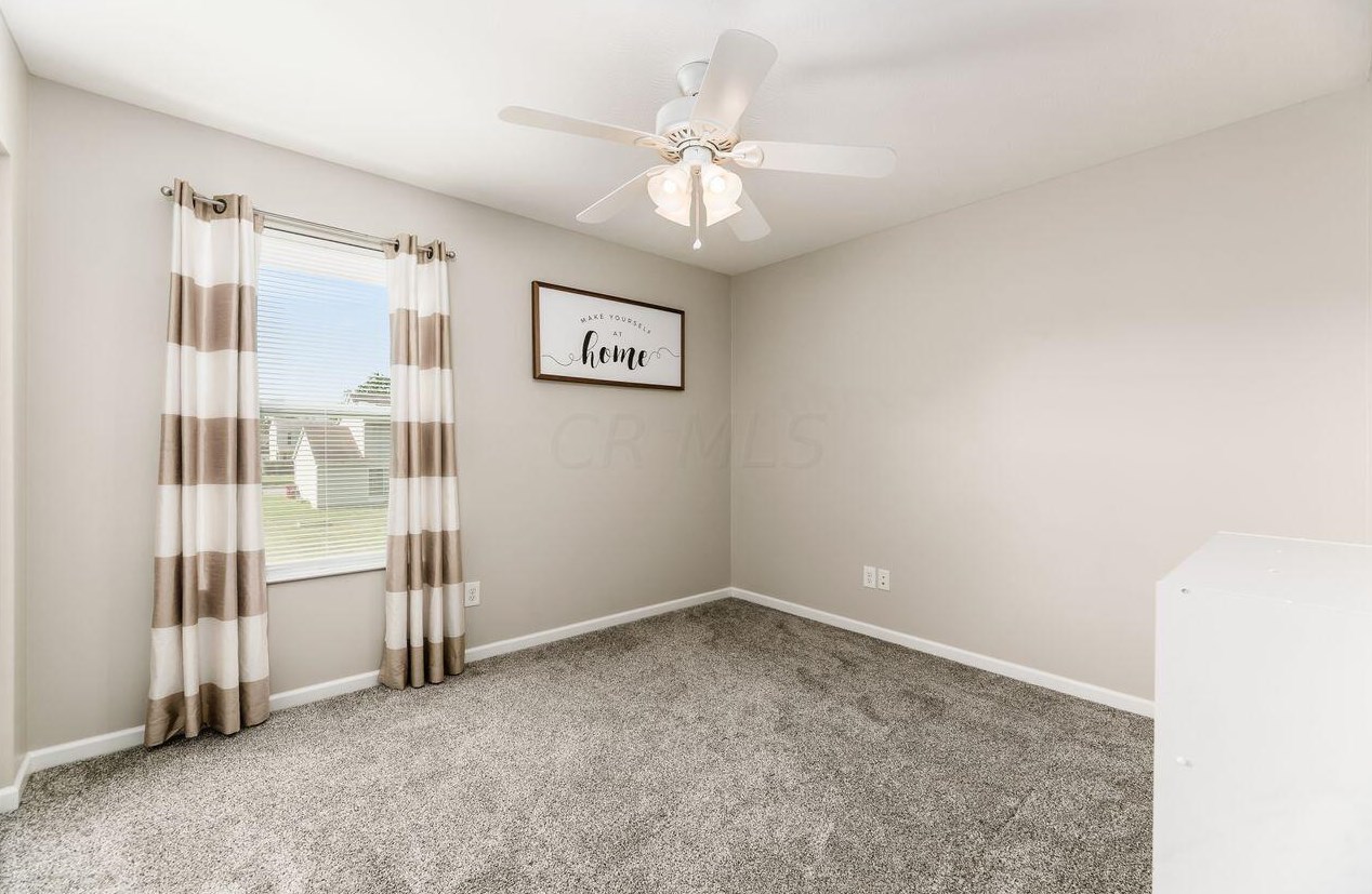 32 Hawthorne Dr, Ashville OH  43103-9374 exterior