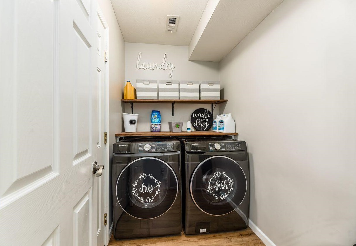 32 Hawthorne Dr, Ashville OH  43103-9374 exterior