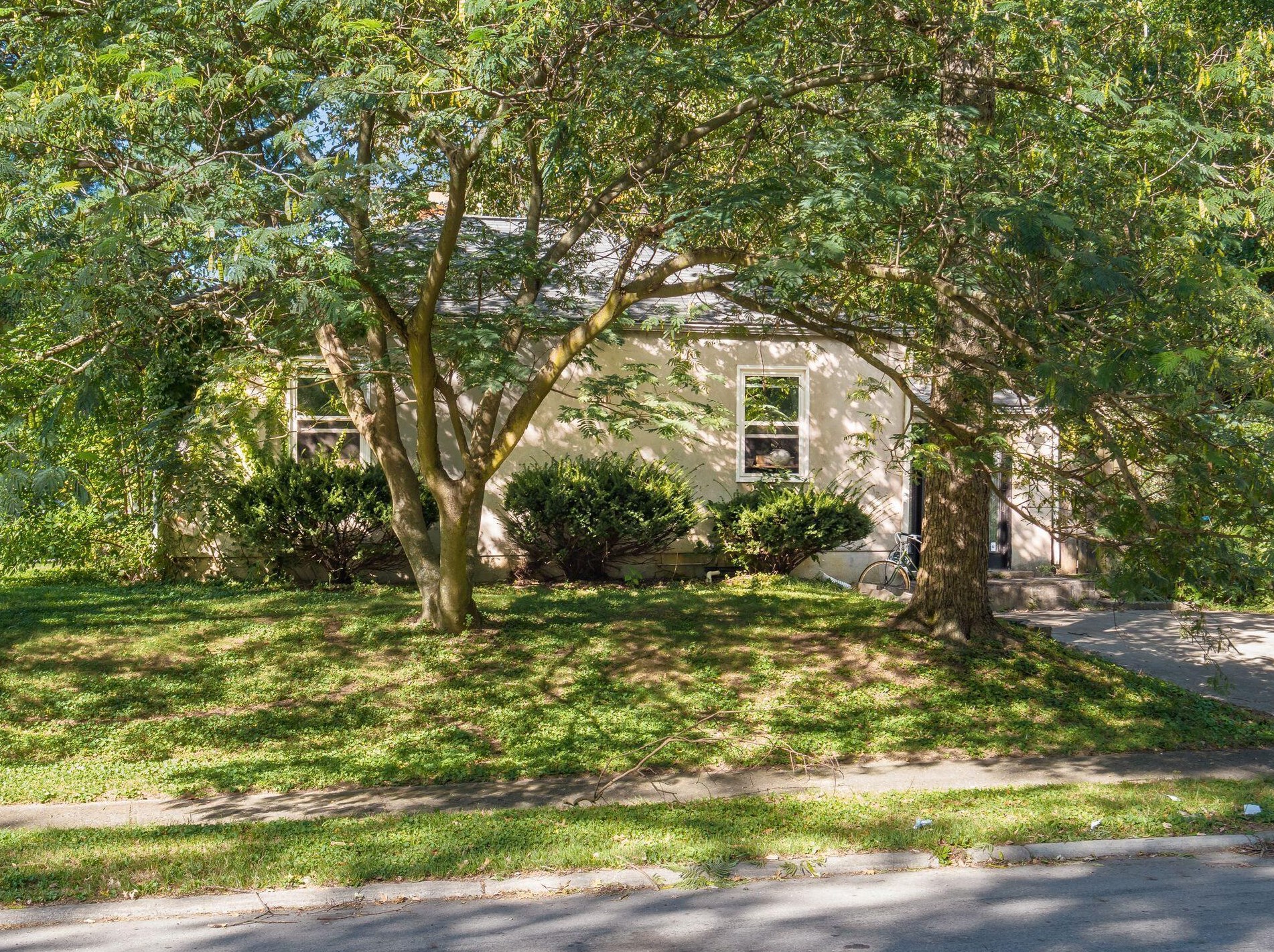 208 Virginialee Rd, Columbus OH 43209-1336 exterior