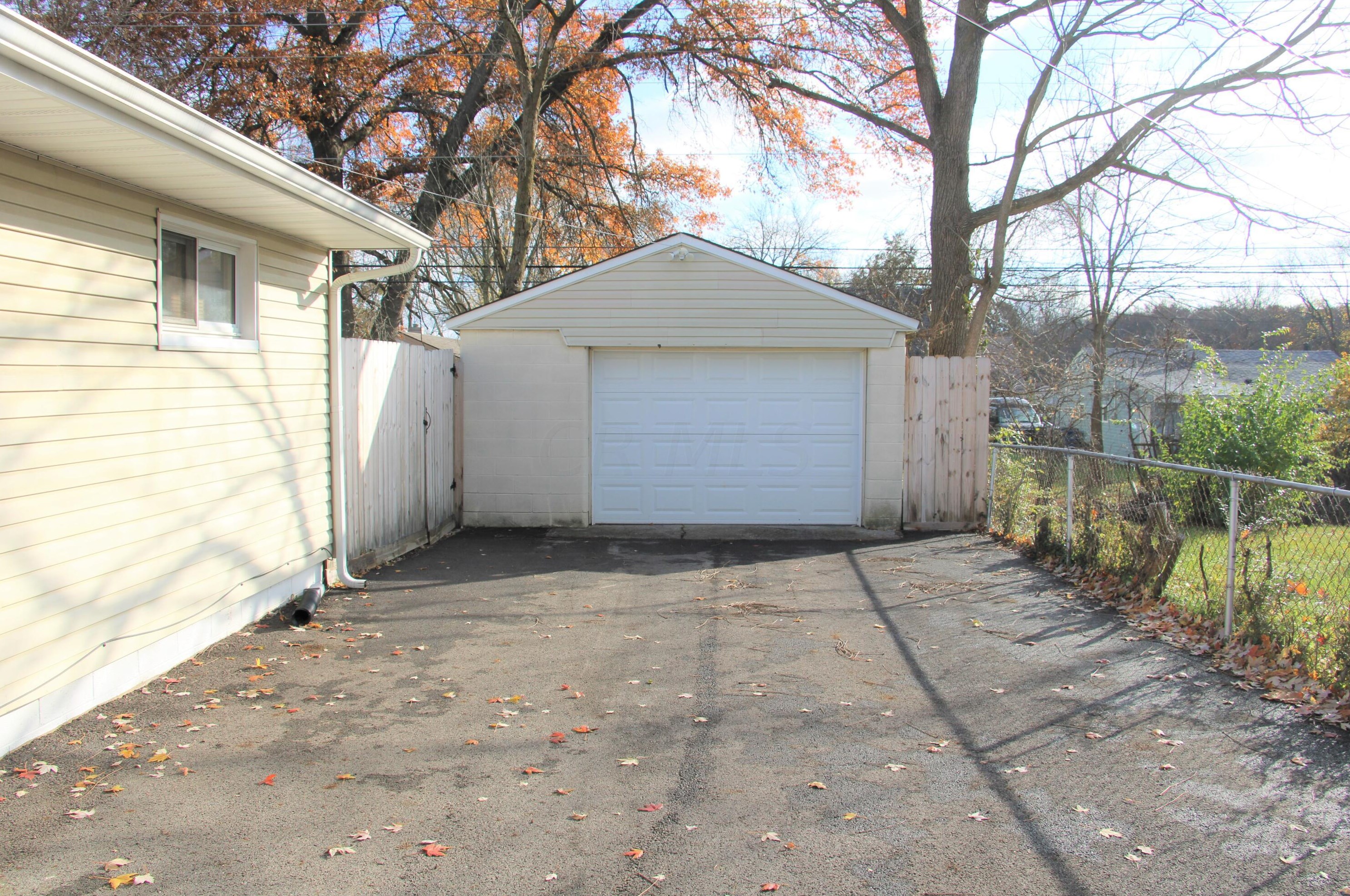 2426 Brentnell Ave, Columbus OH 43211-1963 exterior