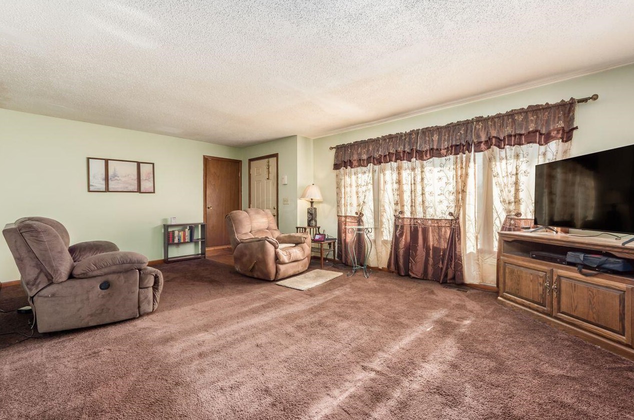 2374 Kilbourne Ave, Columbus OH 43229-4709 exterior