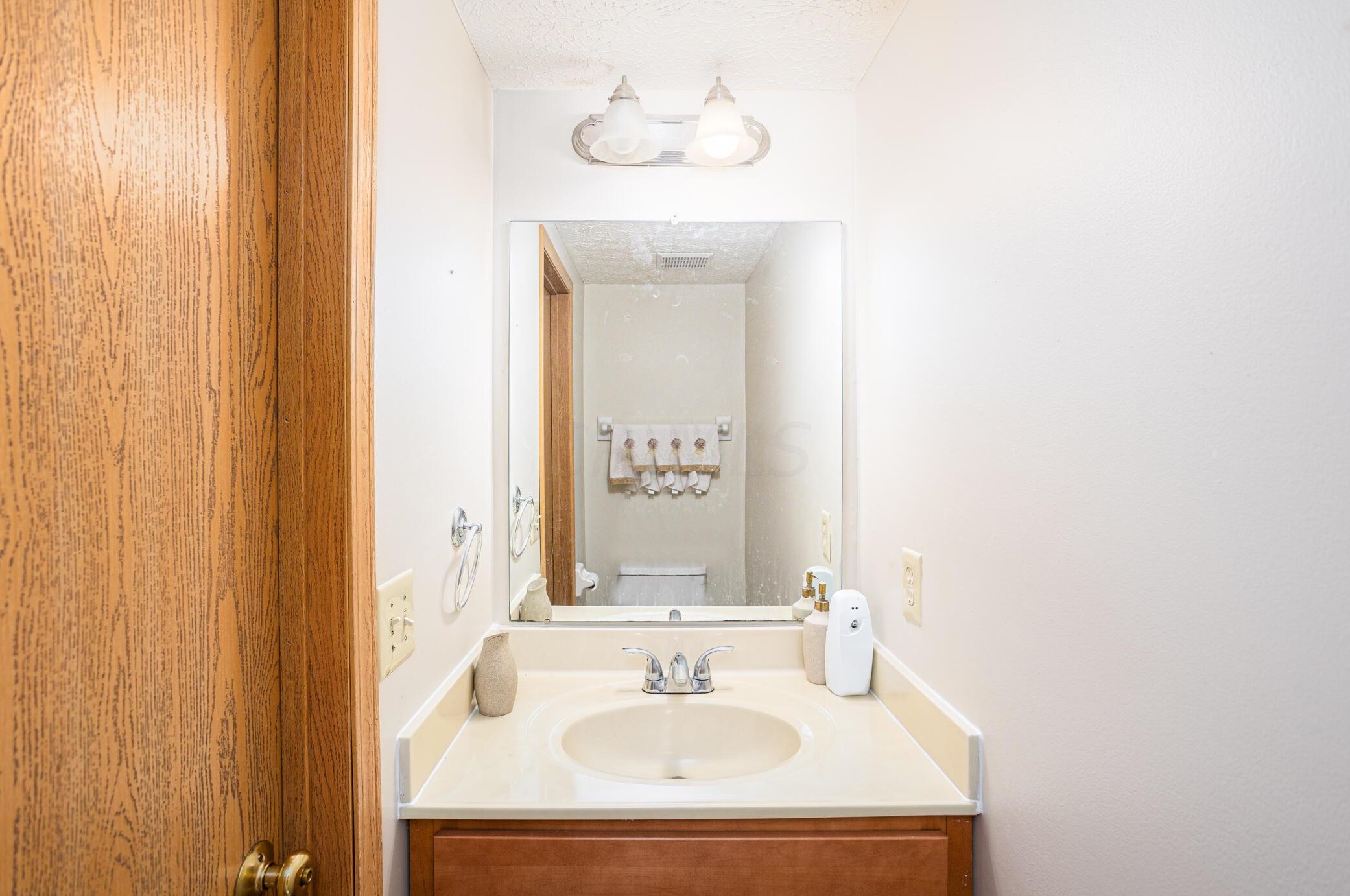 3431 Omega Dr, Columbus OH 43231-8815 exterior