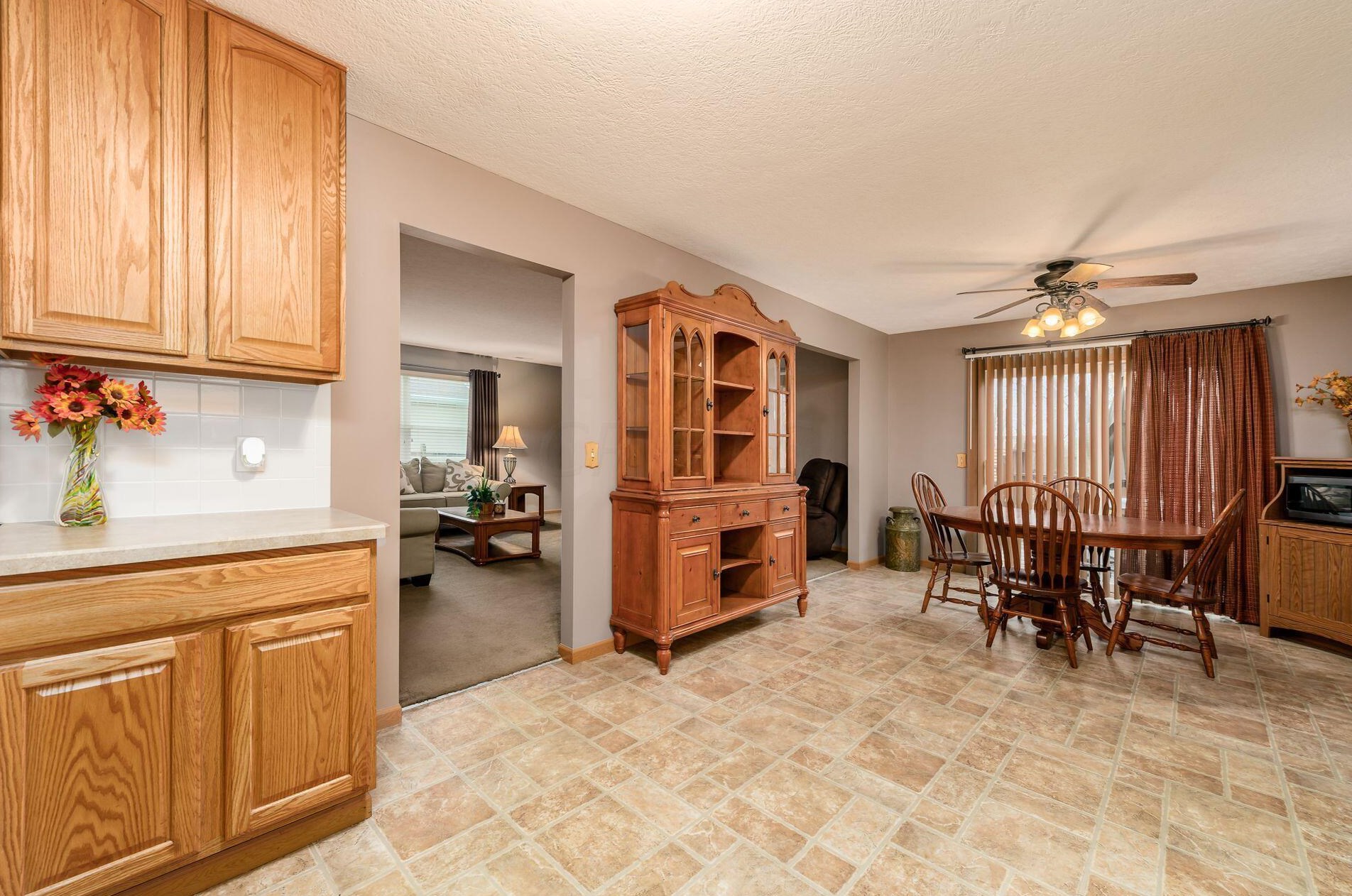 6811 Riding Trl Dr, Cnl Wnchstr OH  43110-7824 exterior