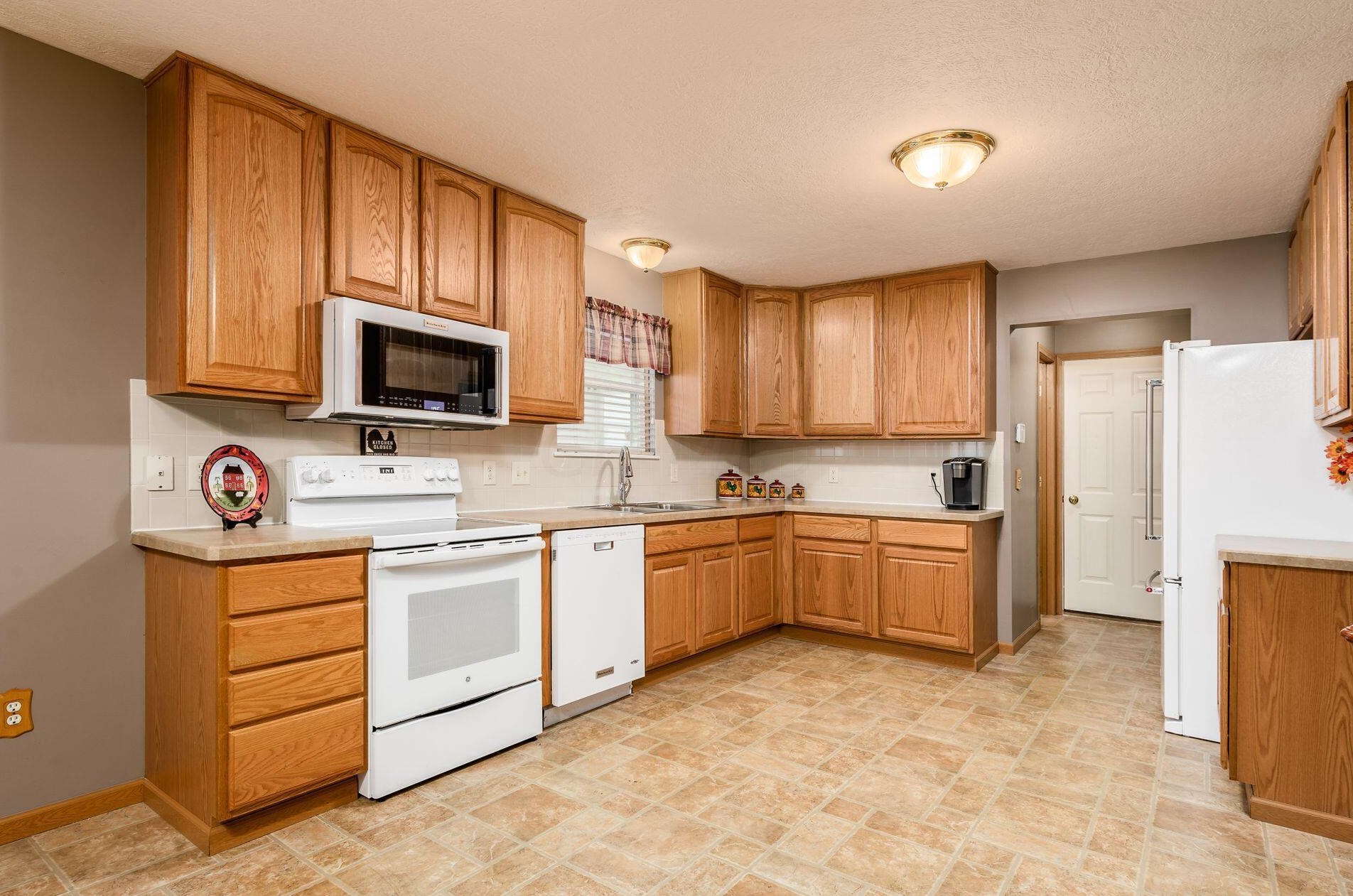 6811 Riding Trl Dr, Cnl Wnchstr OH  43110-7824 exterior