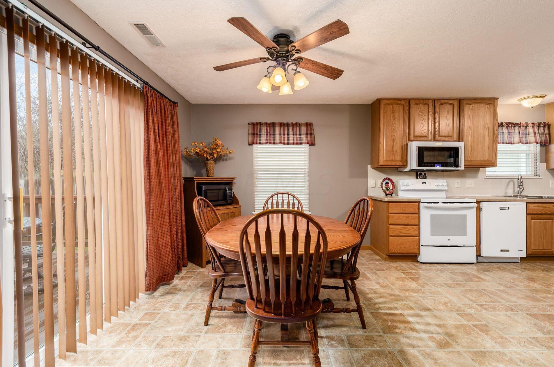 6811 Riding Trl Dr, Cnl Wnchstr OH  43110-7824 exterior