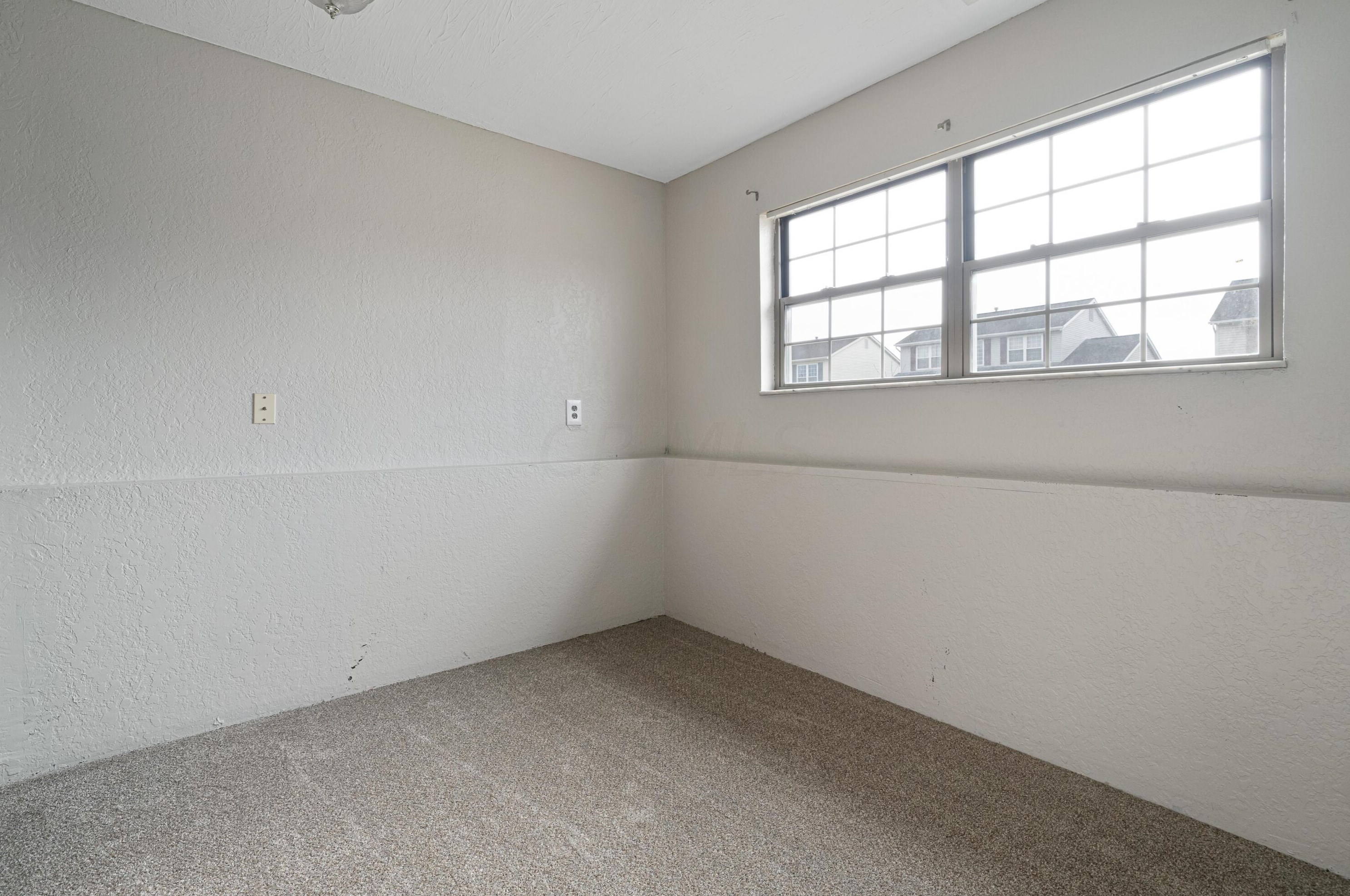 1124 Rendezvous Ln, Columbus OH 43207-7208 exterior