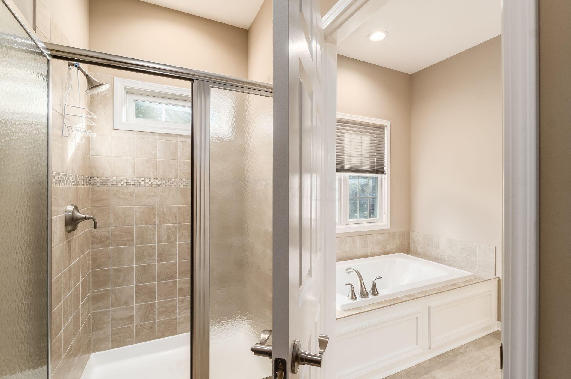 3977 Chelsea Brg Ln, Columbus OH 43230 exterior