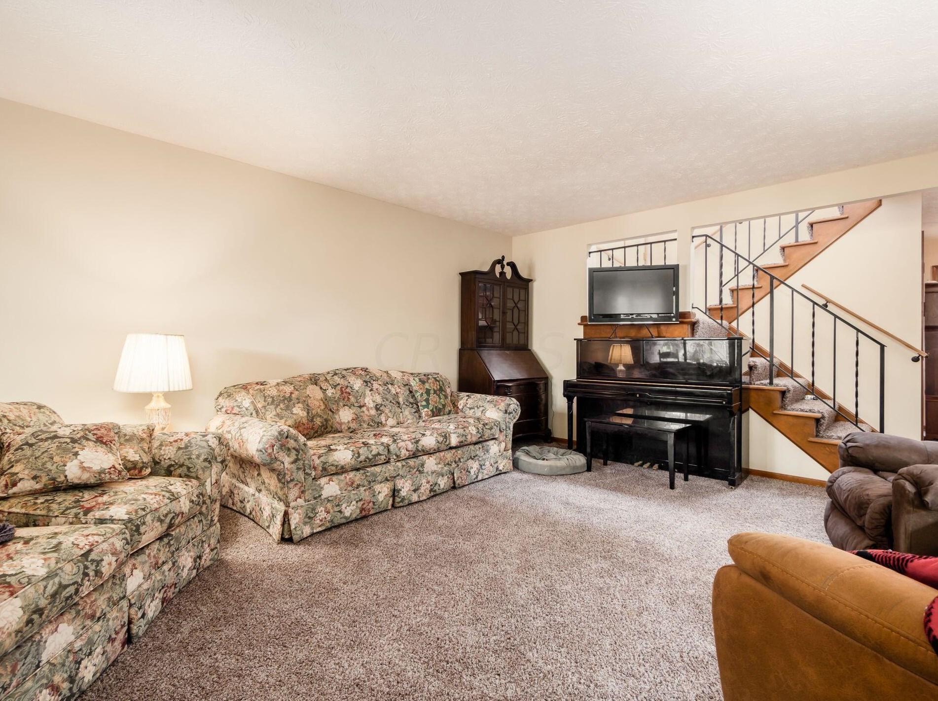 4546 Arlingate Dr, Columbus OH 43220-3068 exterior