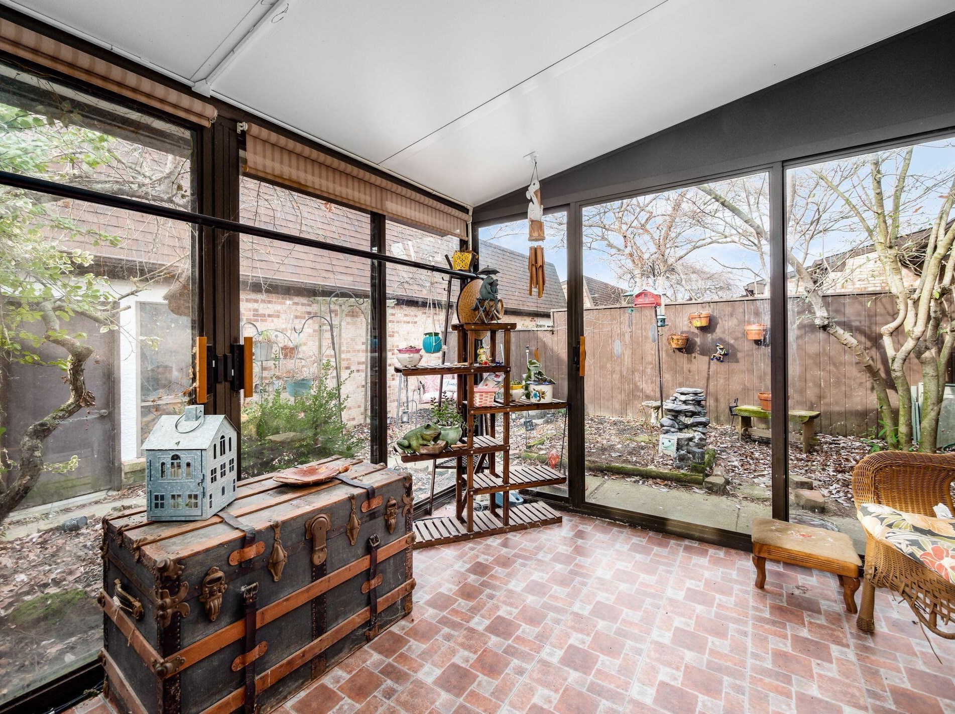 4546 Arlingate Dr, Columbus OH 43220-3068 exterior