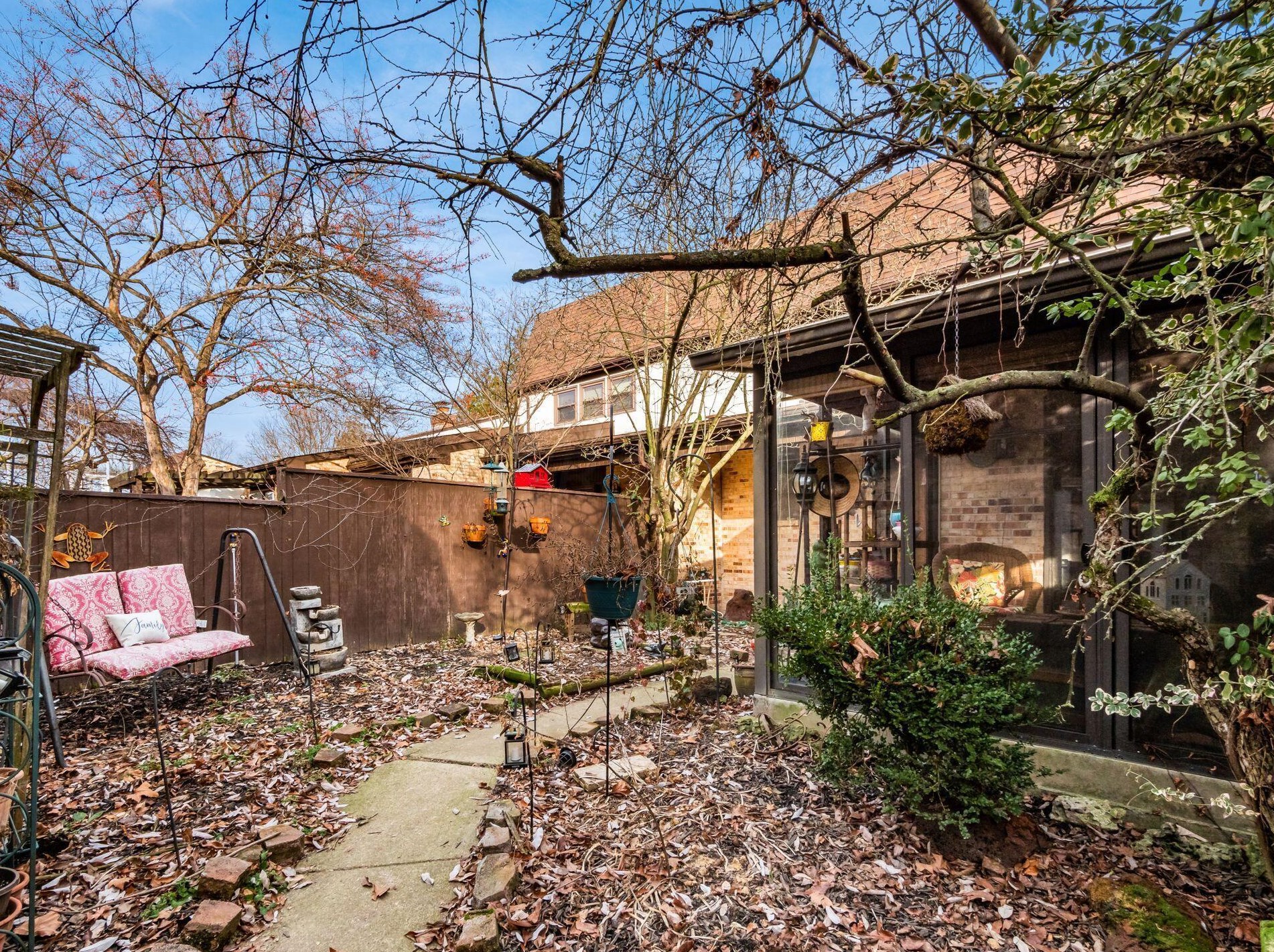 4546 Arlingate Dr, Columbus OH 43220-3068 exterior