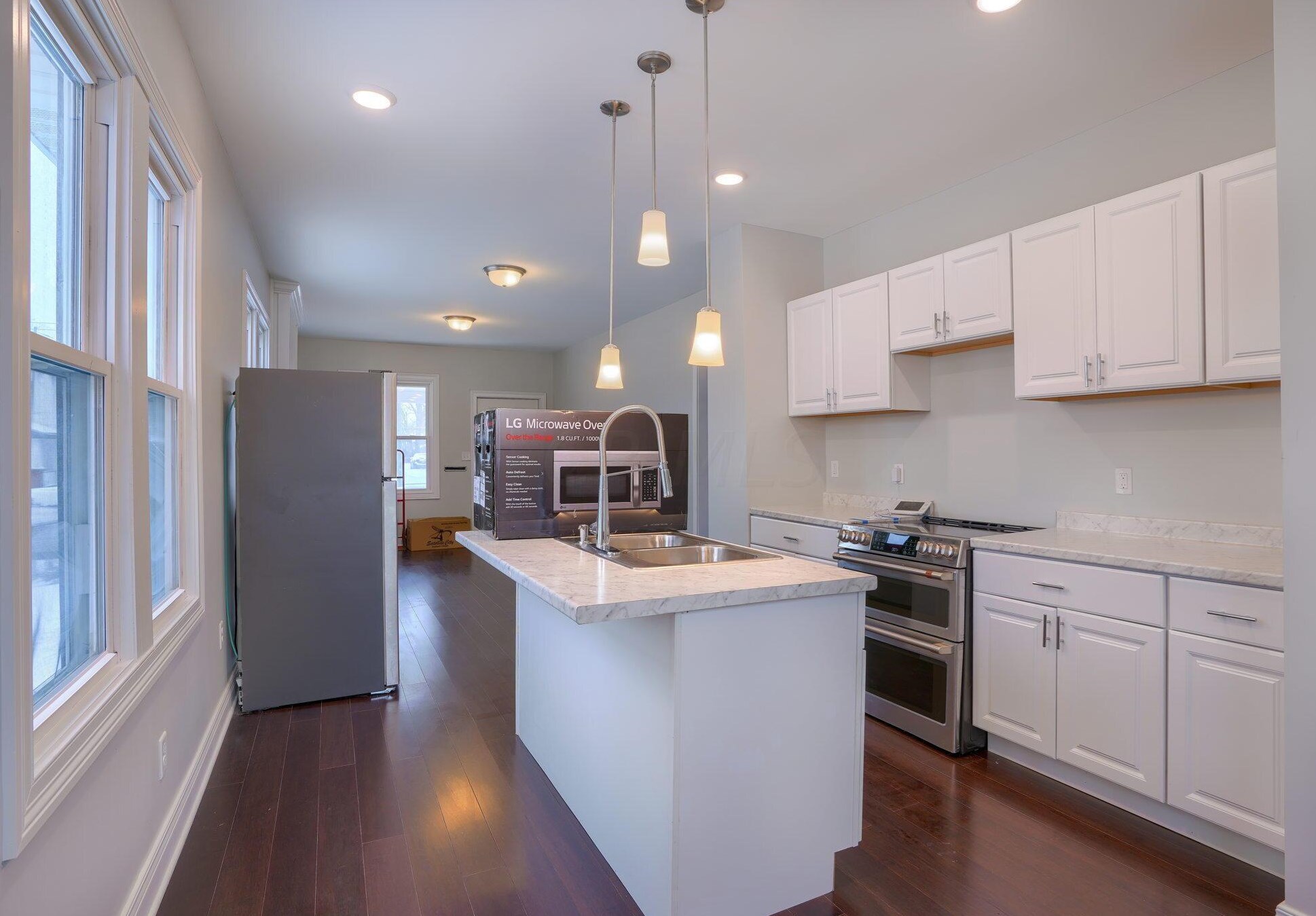 320 Clarendon Ave, Columbus OH 43223-1052 exterior