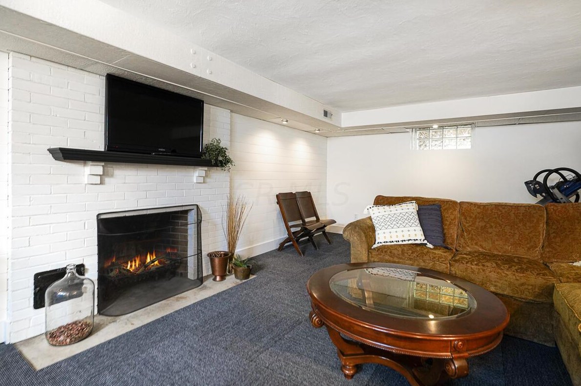 1475 Essex Rd, Columbus OH 43221-3841 exterior