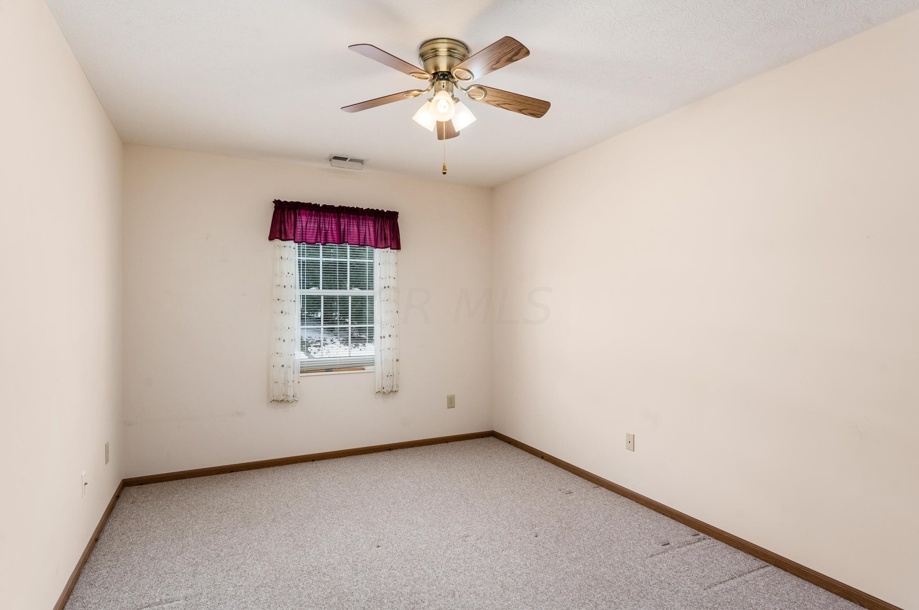 4037 Chennin Dr, Columbus OH 43230 exterior