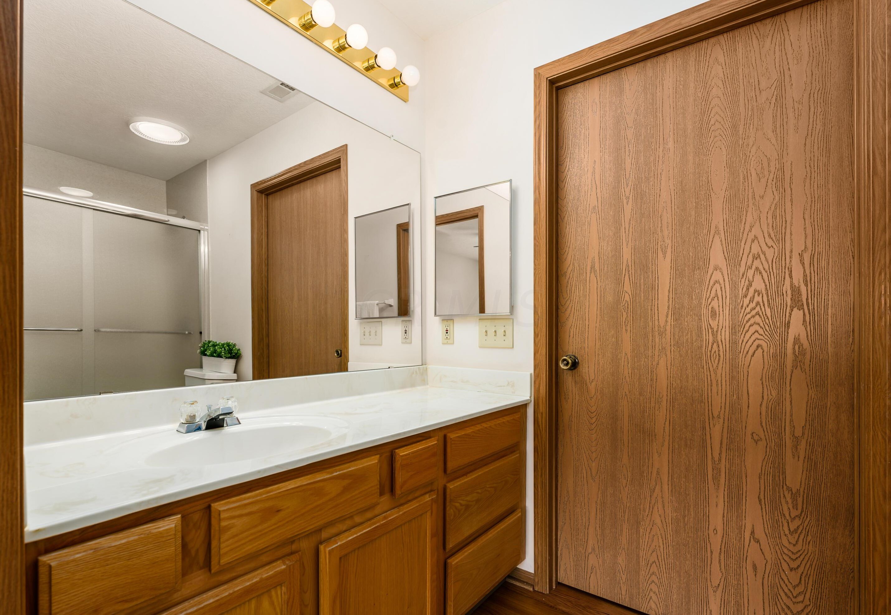 4037 Chennin Dr, Columbus OH 43230 exterior