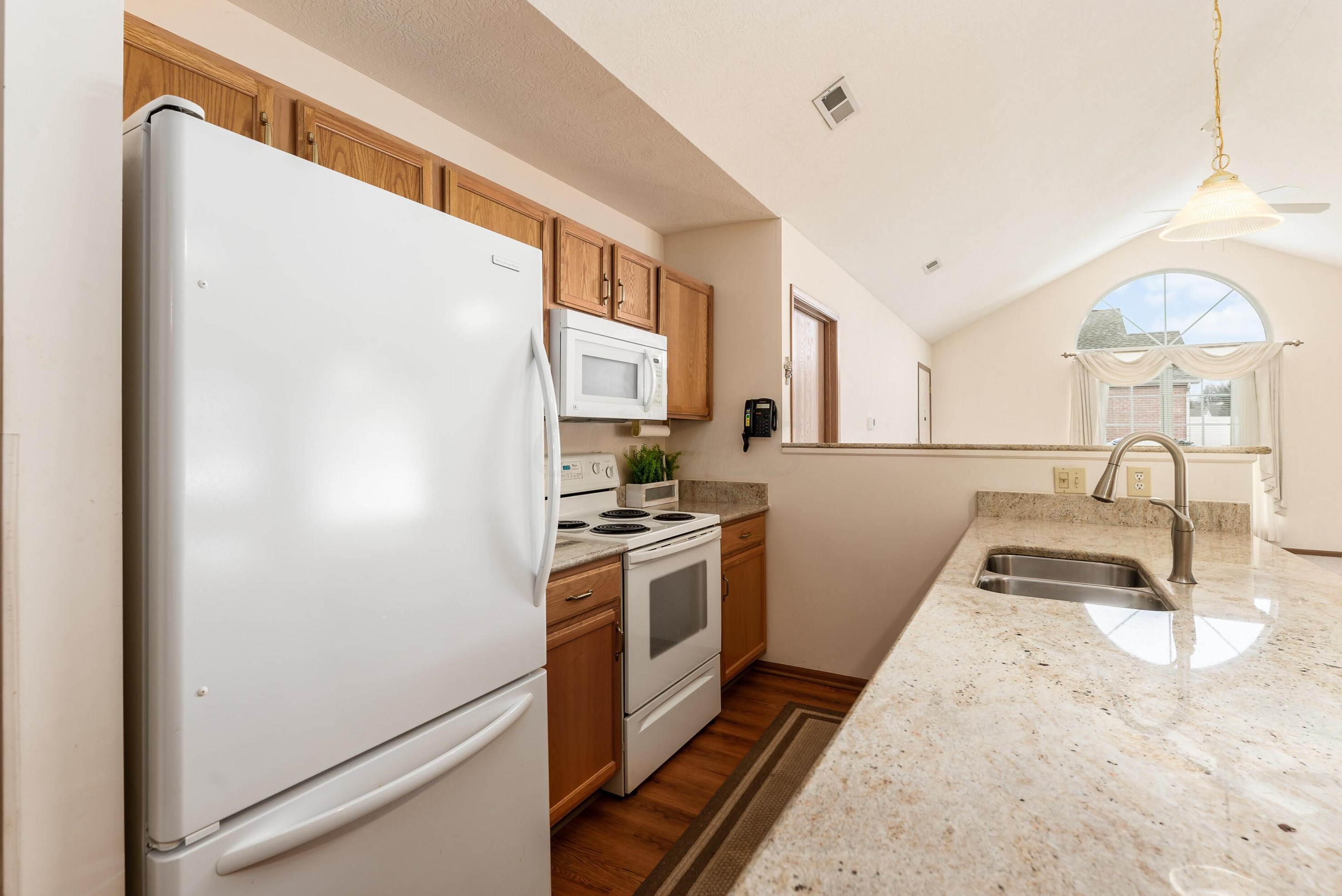 4037 Chennin Dr, Columbus OH 43230 exterior