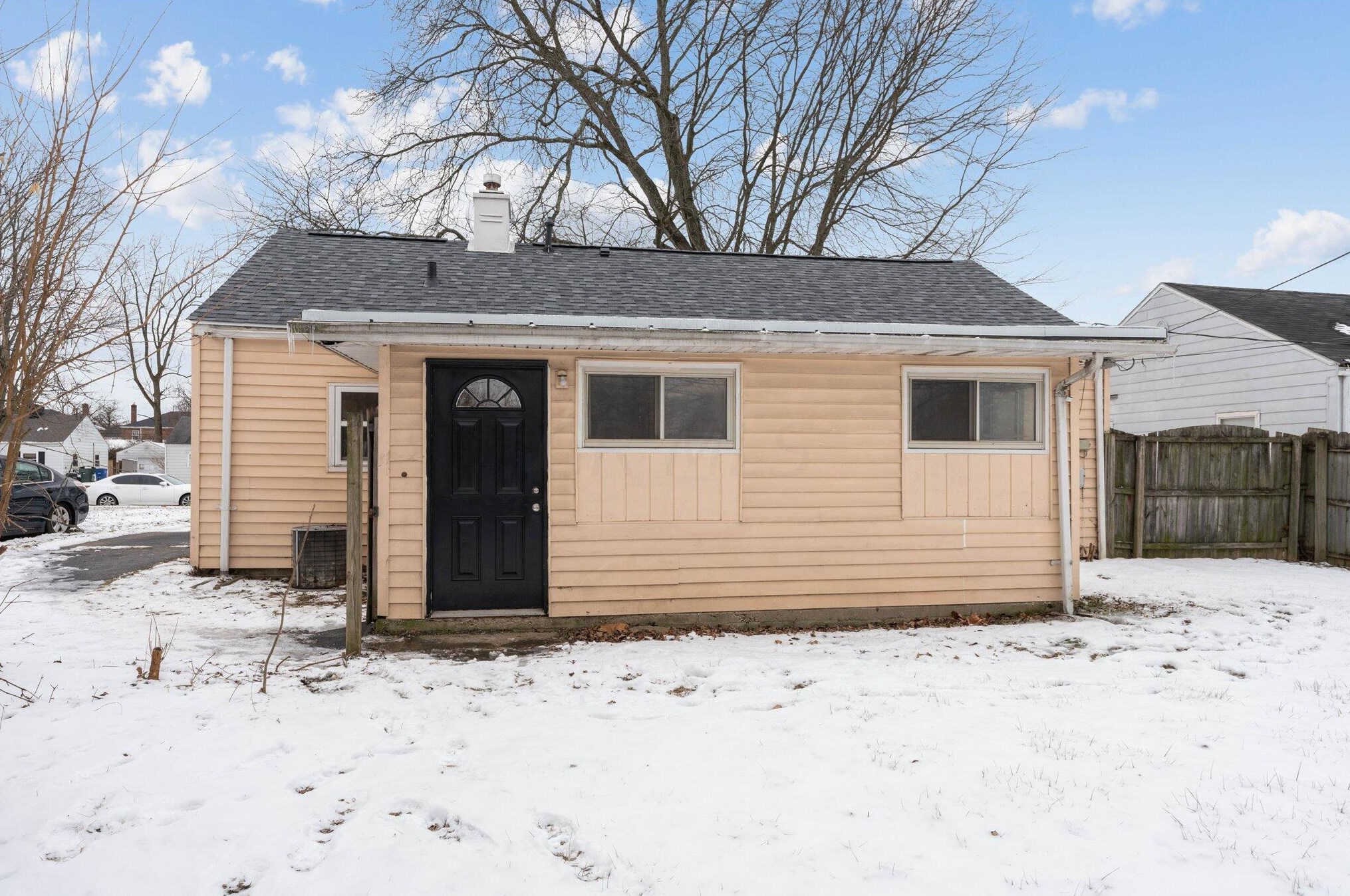 276 Hampton Rd, Columbus OH 43213-2730 exterior