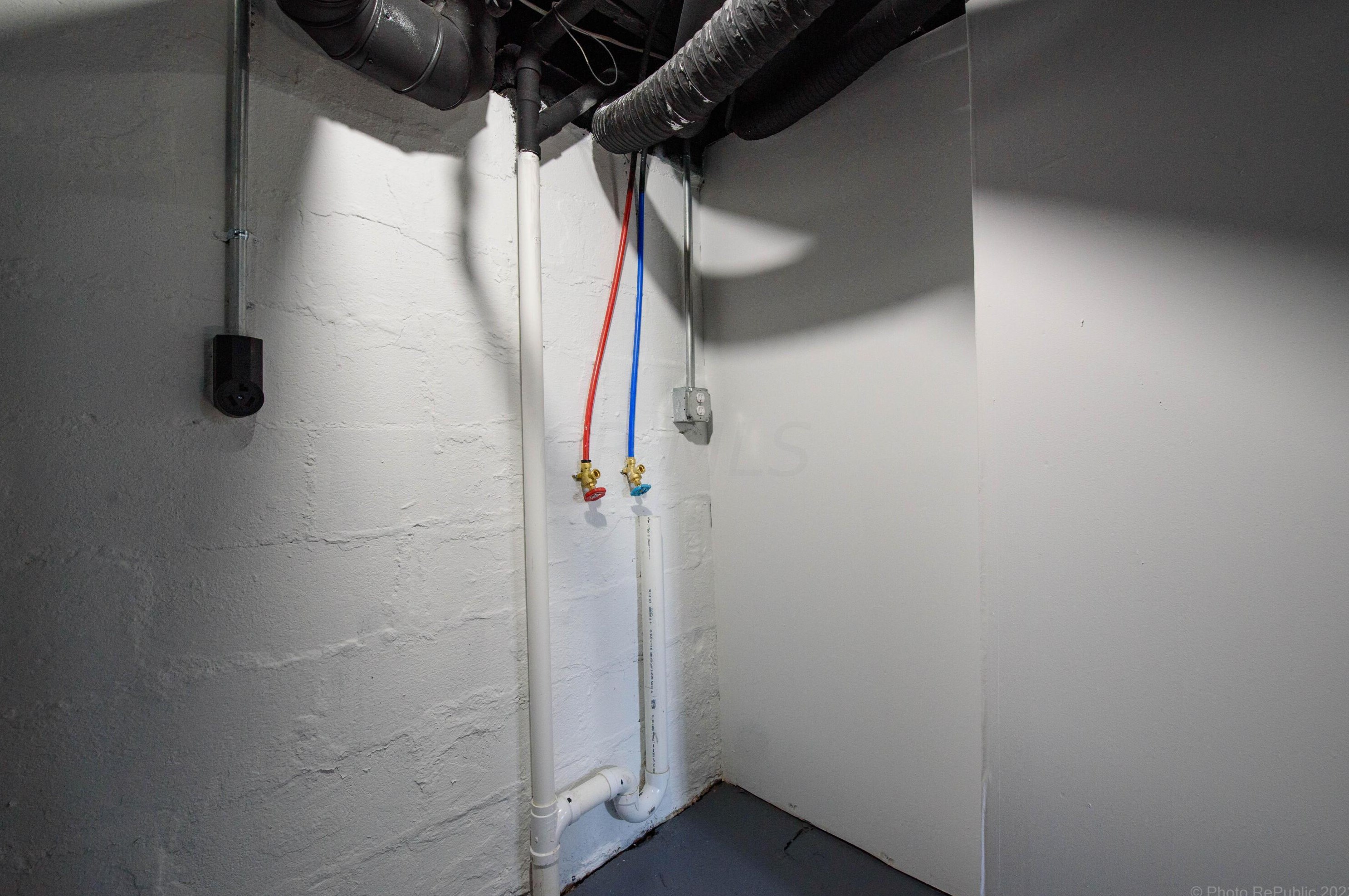 1972 Cooke Rd, Columbus OH  43224-2412 exterior