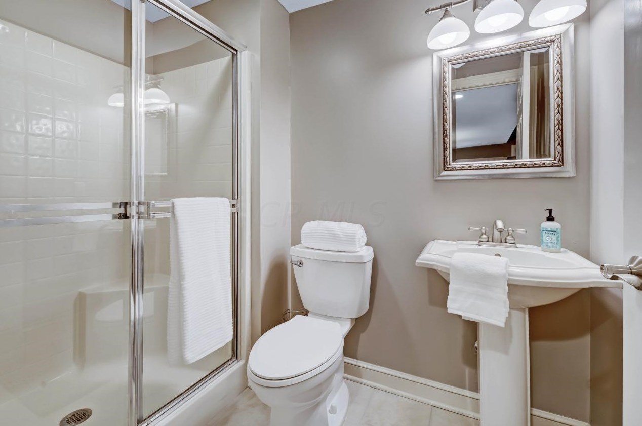 5805 Havens Cor Rd, Columbus OH 43230-3142 exterior