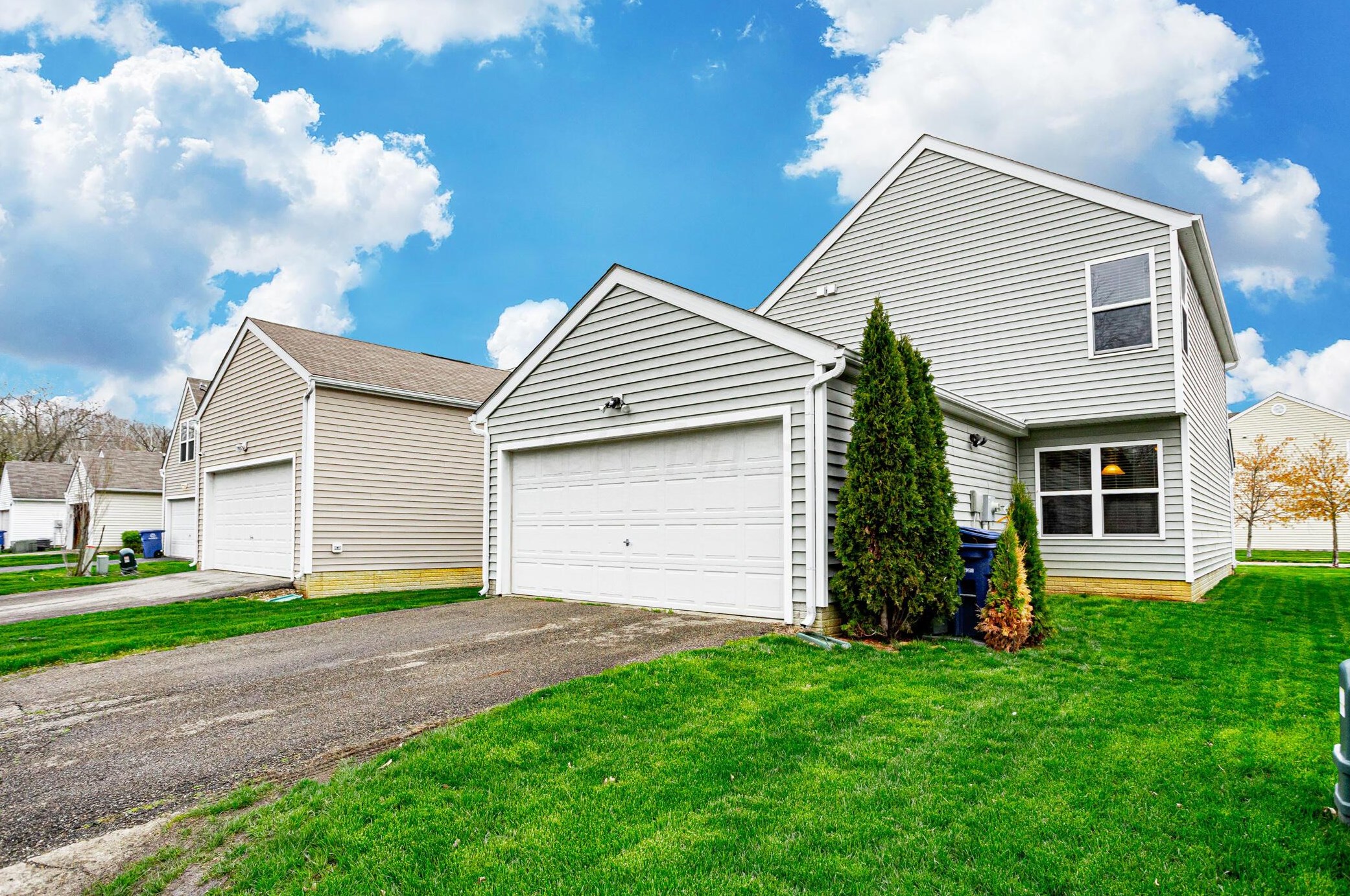 2827 Ballyvaughn Dr, Columbus OH 43219-6503 exterior