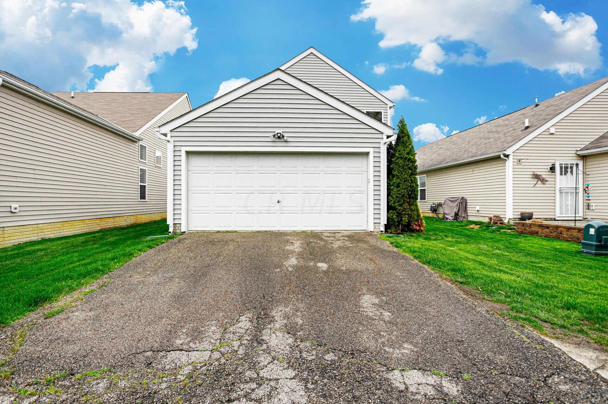 2827 Ballyvaughn Dr, Columbus OH 43219-6503 exterior