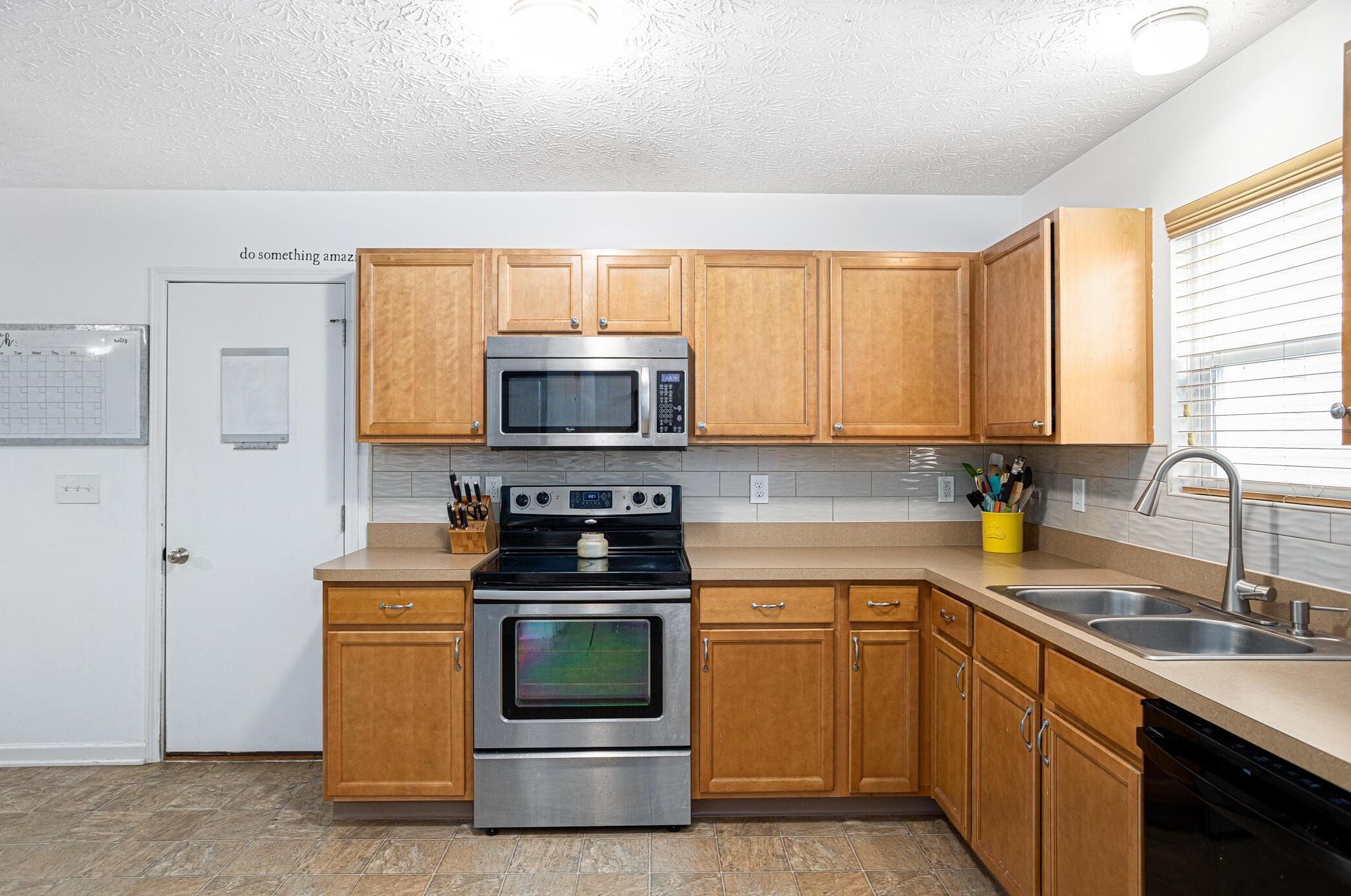 2827 Ballyvaughn Dr, Columbus OH 43219-6503 exterior