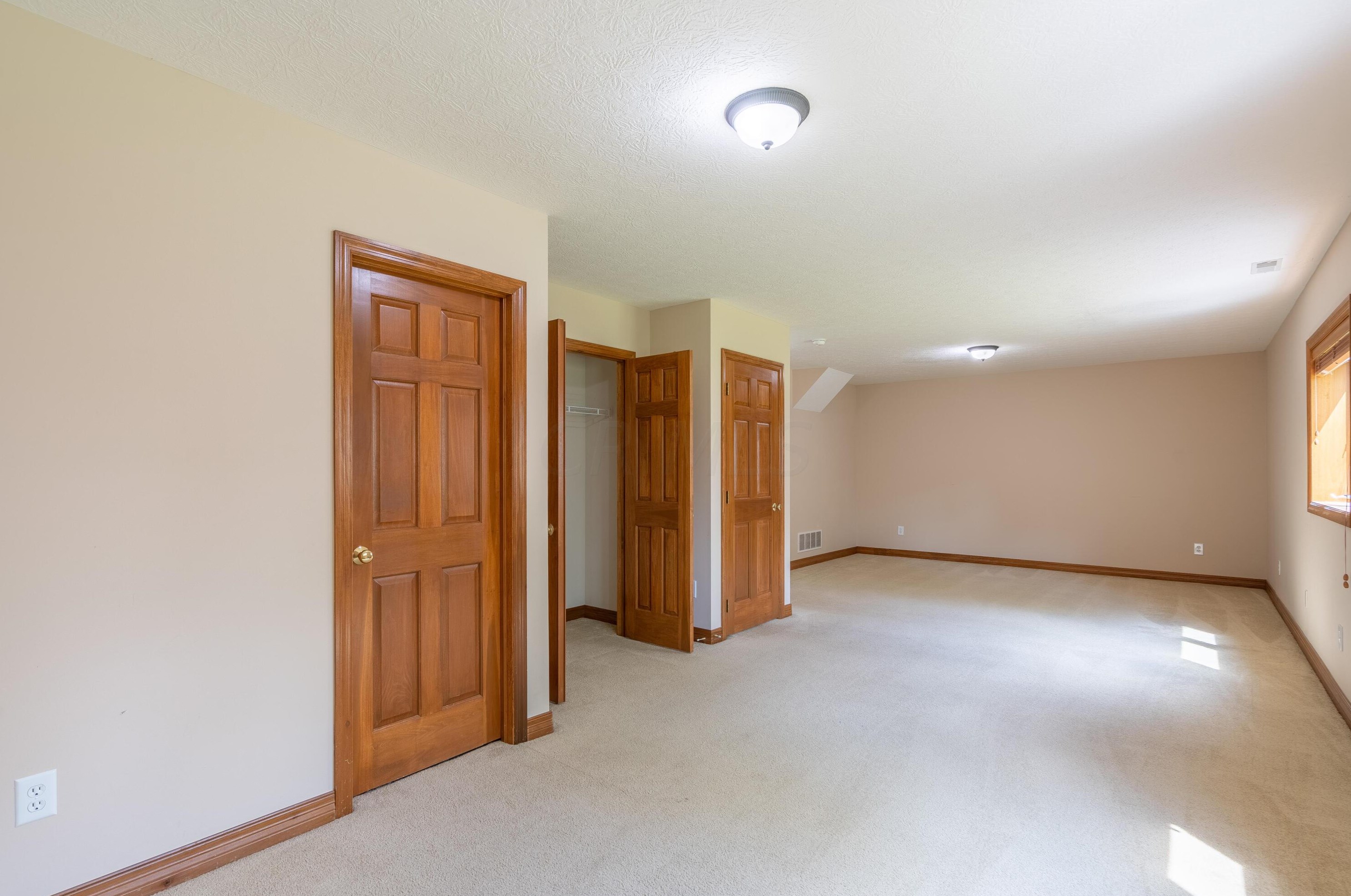 4697 Nadine Park Dr, Hilliard OH 43026-6080 exterior