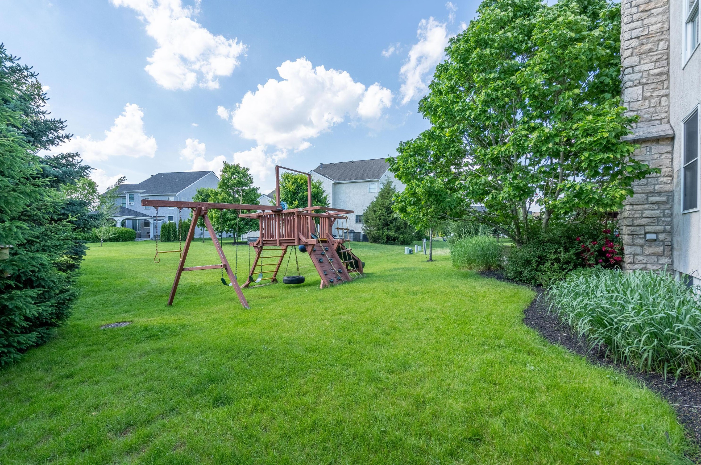 4697 Nadine Park Dr, Hilliard OH 43026-6080 exterior