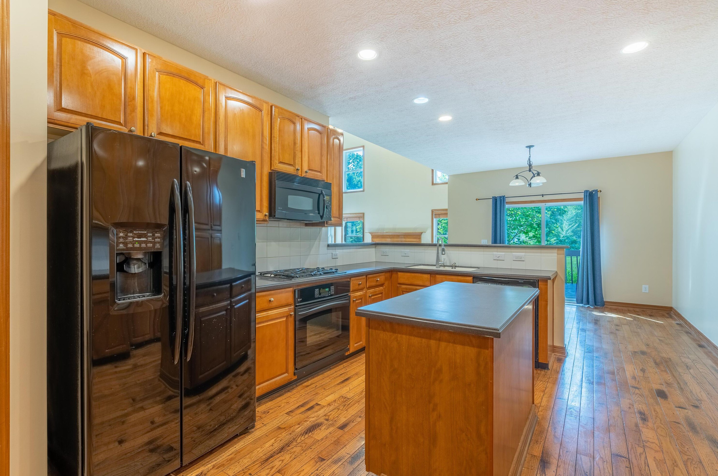 4697 Nadine Park Dr, Hilliard OH 43026-6080 exterior