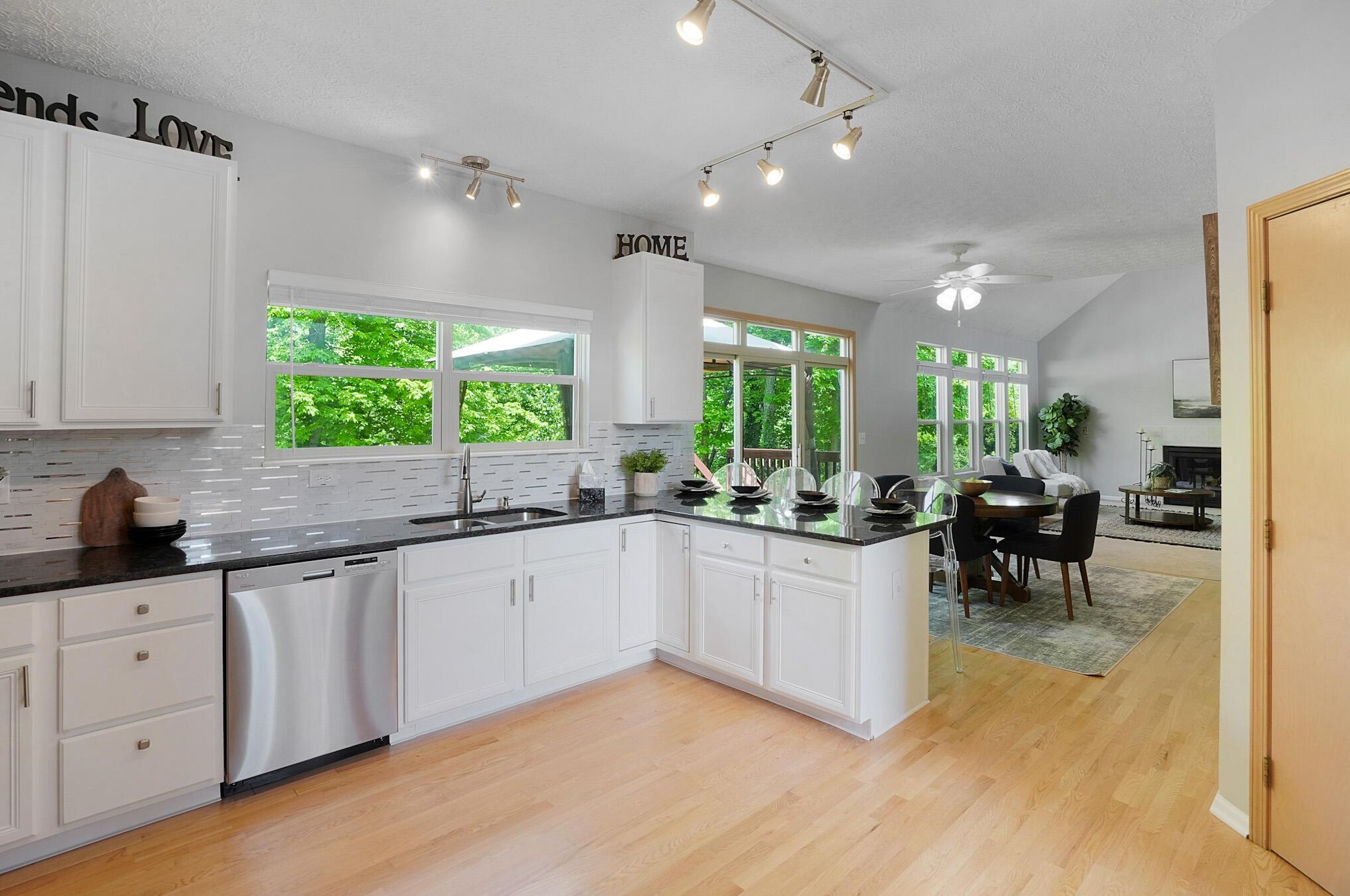 216 Ashley Ct, Columbus OH 43230-6250 exterior