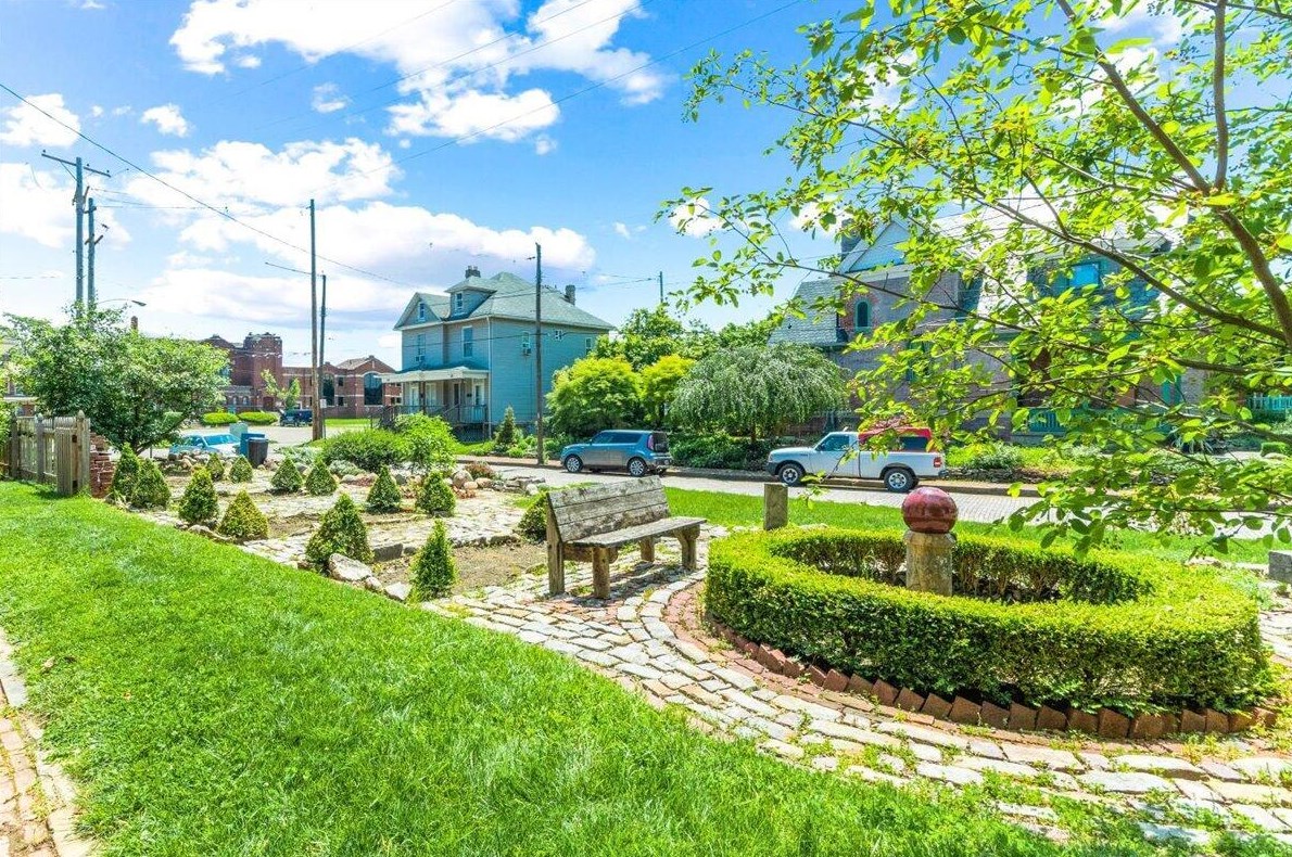 216 Monroe Ave, Columbus OH 43203-1444 exterior