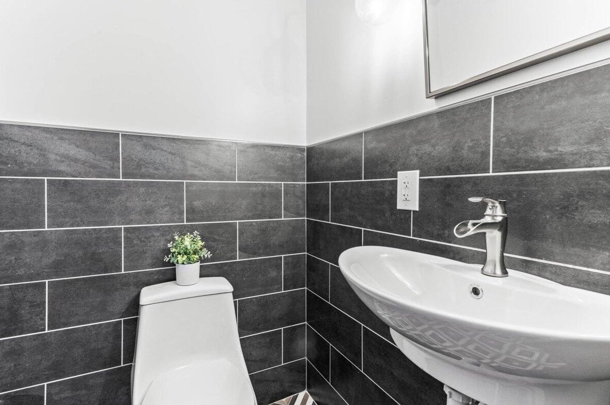 216 Monroe Ave, Columbus OH 43203-1444 exterior