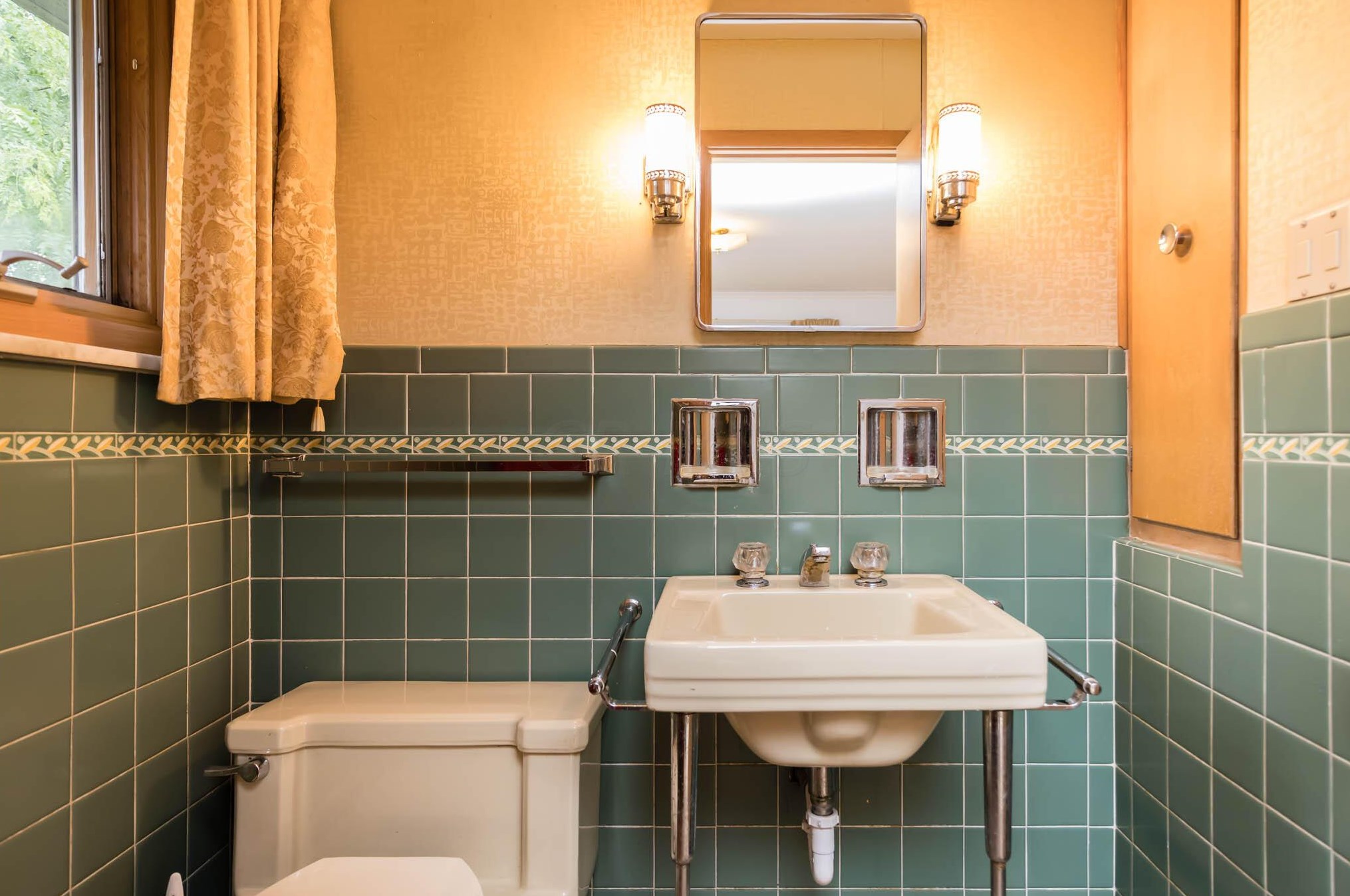 3800 Chevington Rd, Columbus OH 43220-4717 exterior