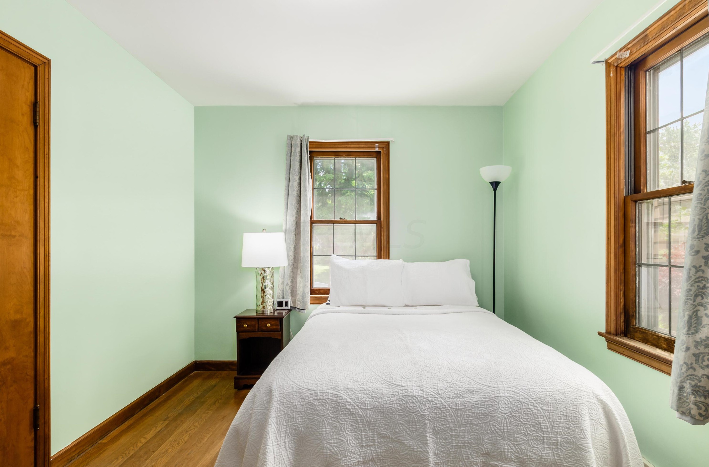 572 Clinton Hts Ave, Columbus OH 43202-1318 exterior