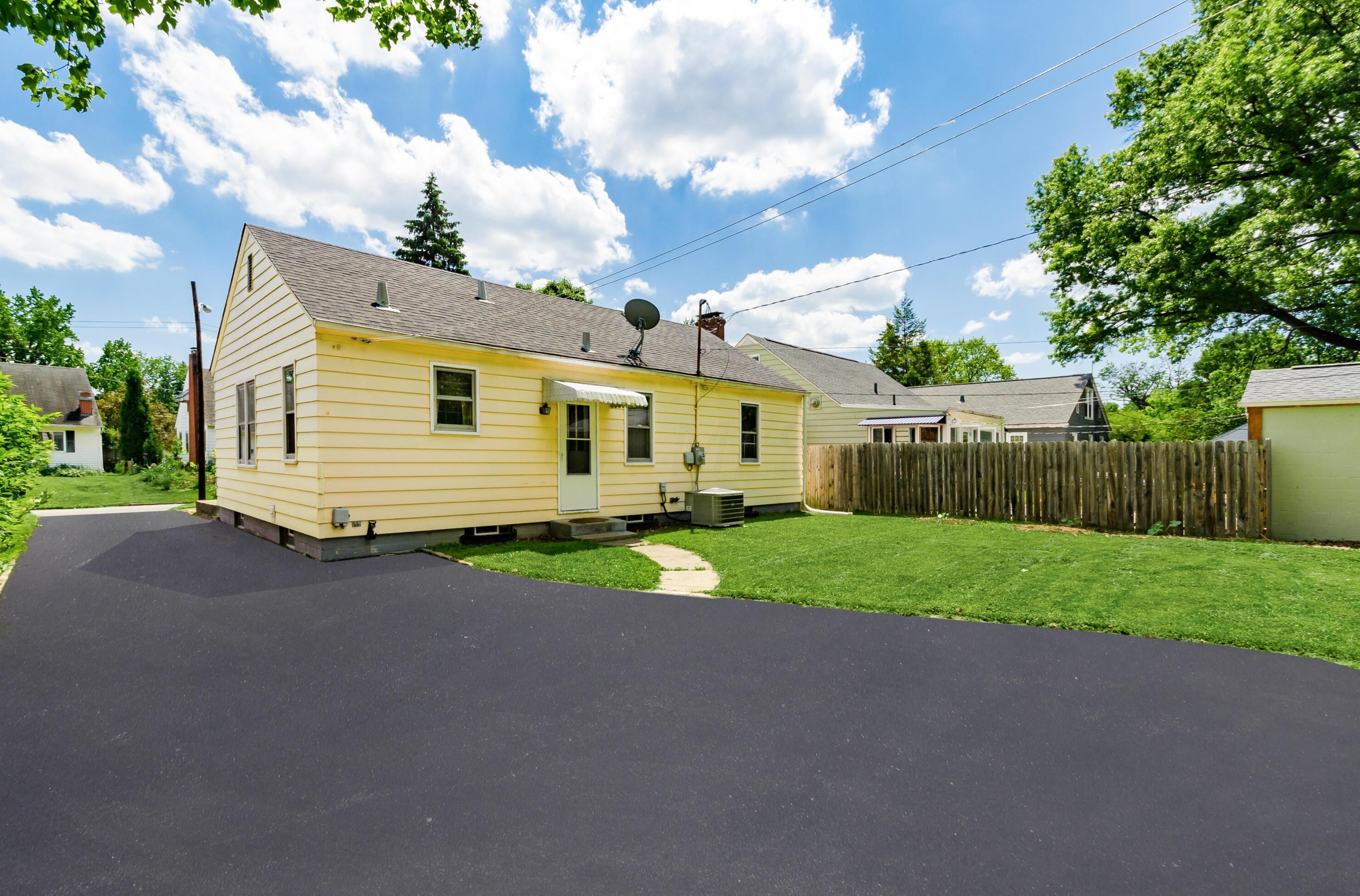 572 Clinton Hts Ave, Columbus OH 43202-1318 exterior